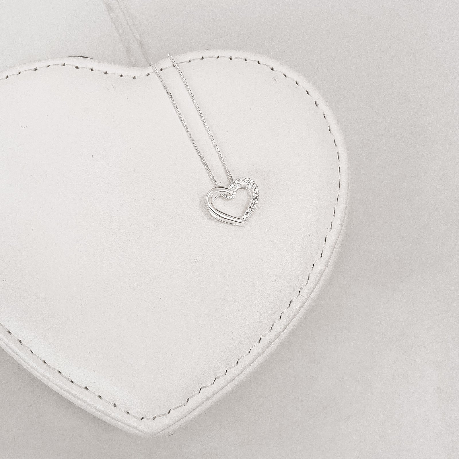 Colar coração vazado metade cravejado lado esquerdo 13mm 45cm