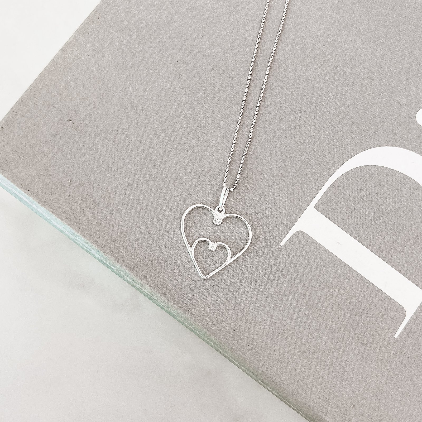 Colar pingente dois corações vazados com zircônia 21mm 45cm