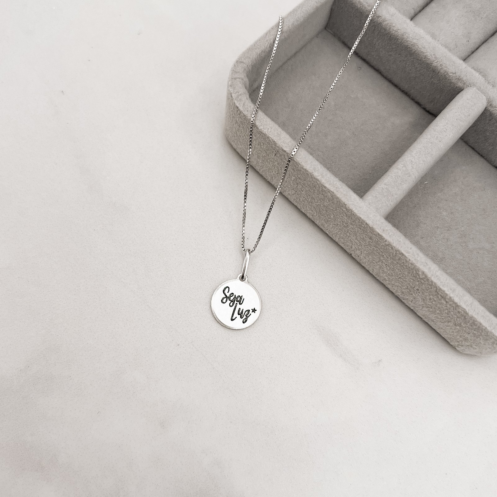 Colar pingente medalha seja luz resina 12mm 45cm