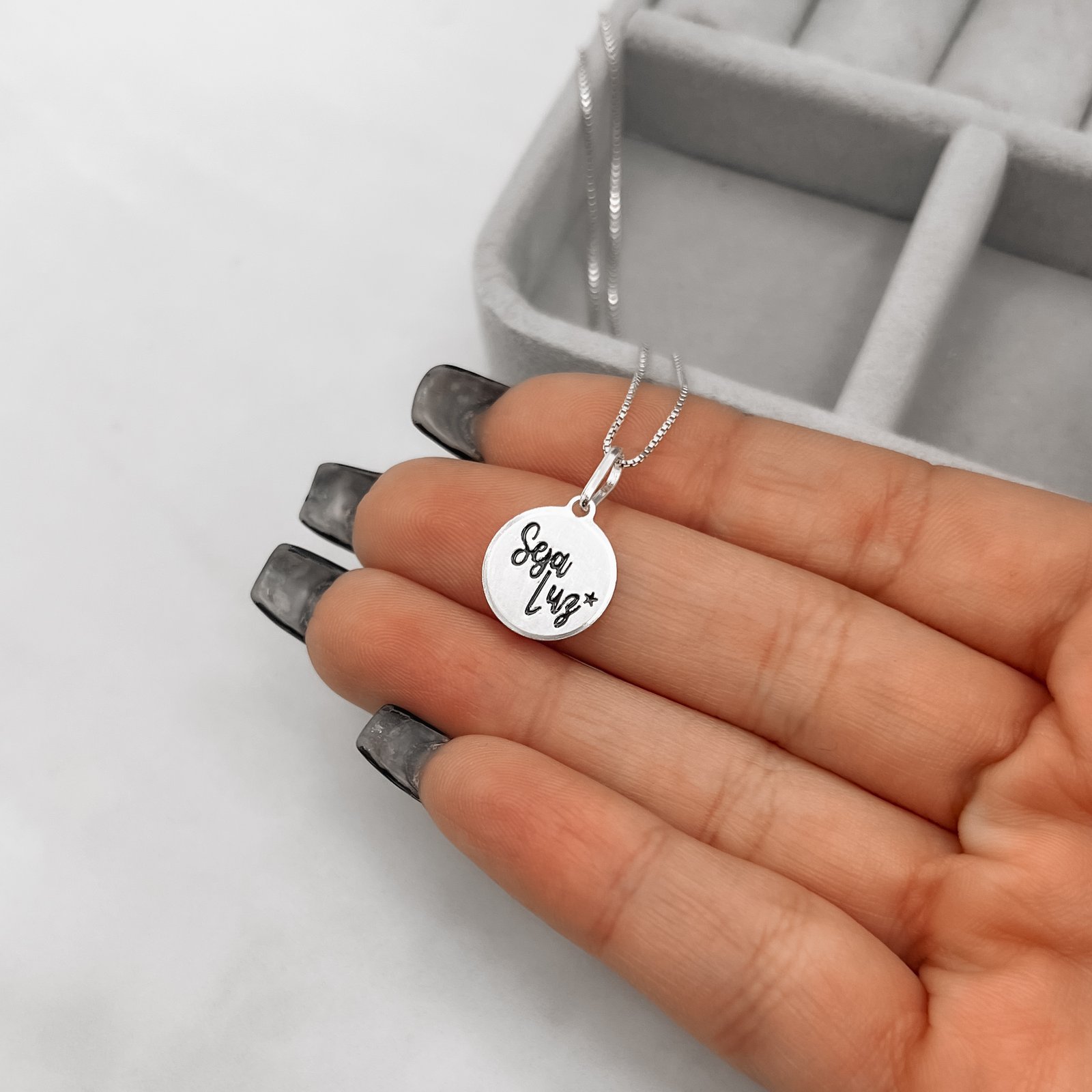 Colar pingente medalha seja luz resina 12mm 45cm