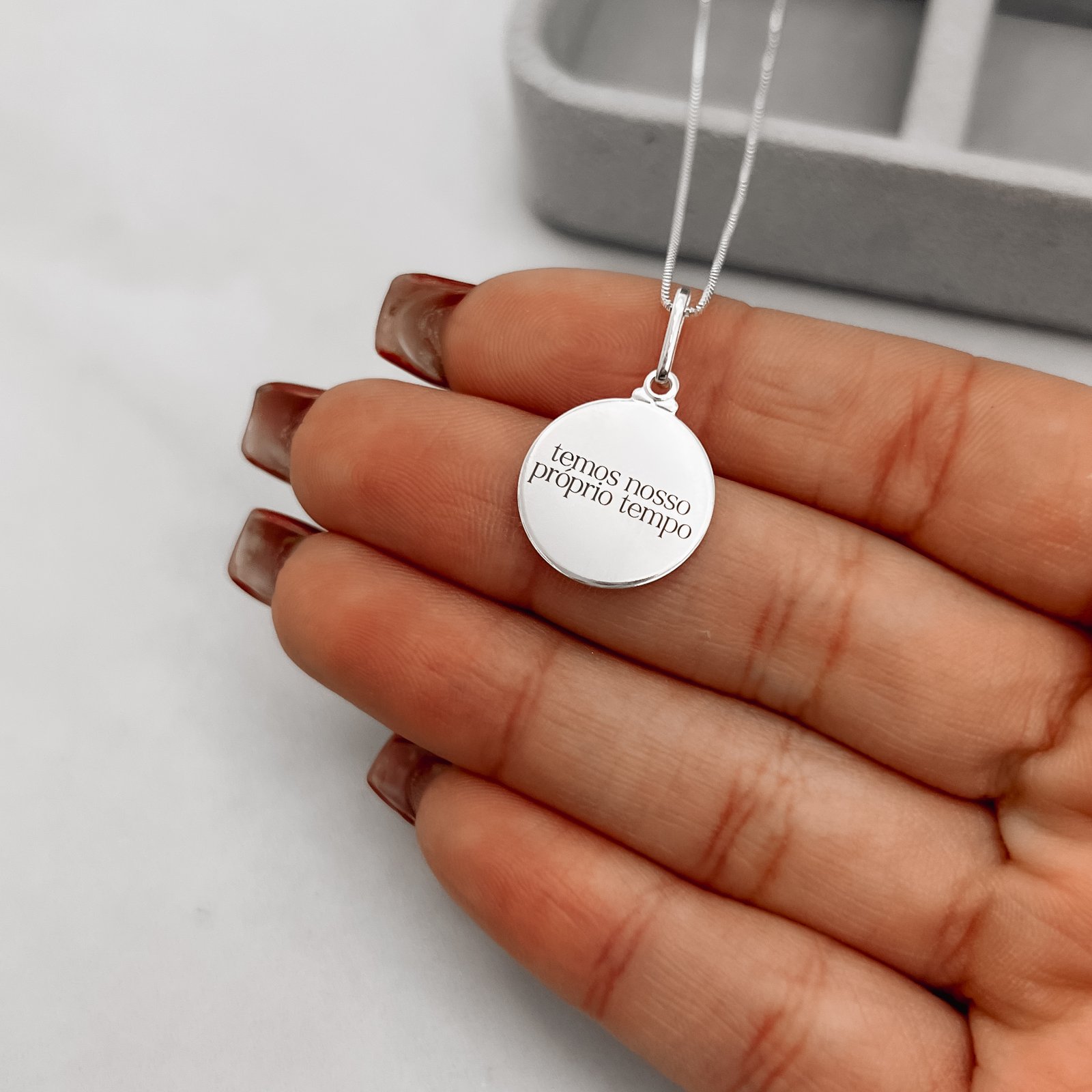 Colar pingente medalha temos nosso próprio tempo 15mm 45cm