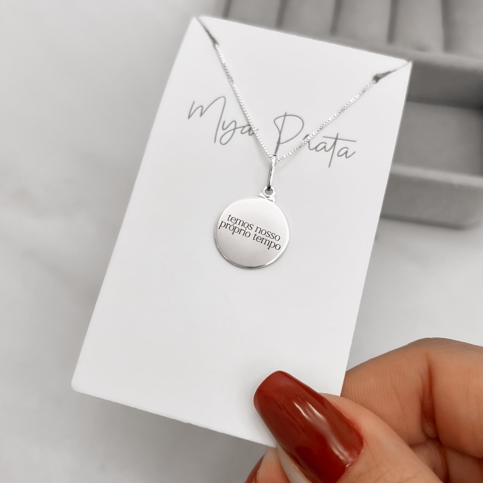 Colar pingente medalha temos nosso próprio tempo 15mm 45cm