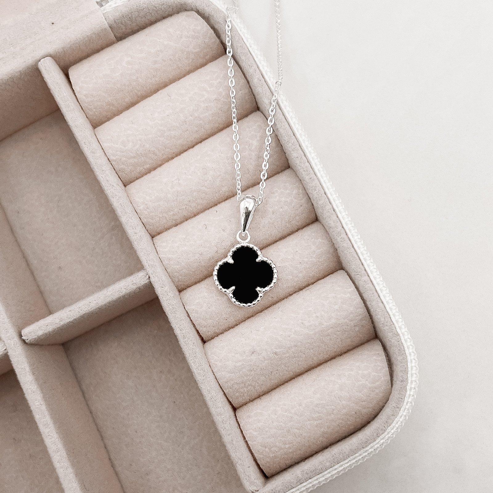 Colar pingente trevo pedra ônix com bolinhas 12mm corrente cadeadinho 45cm