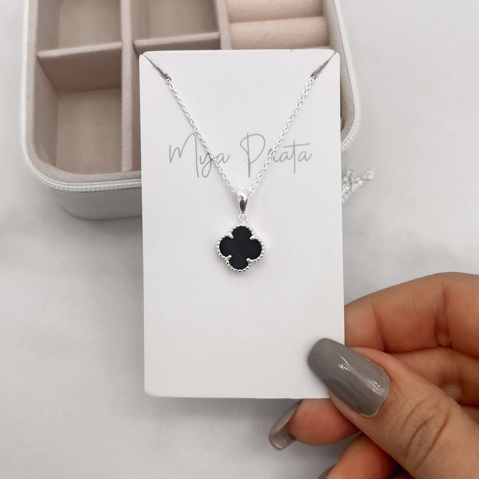 Colar pingente trevo pedra ônix com bolinhas 12mm corrente cadeadinho 45cm