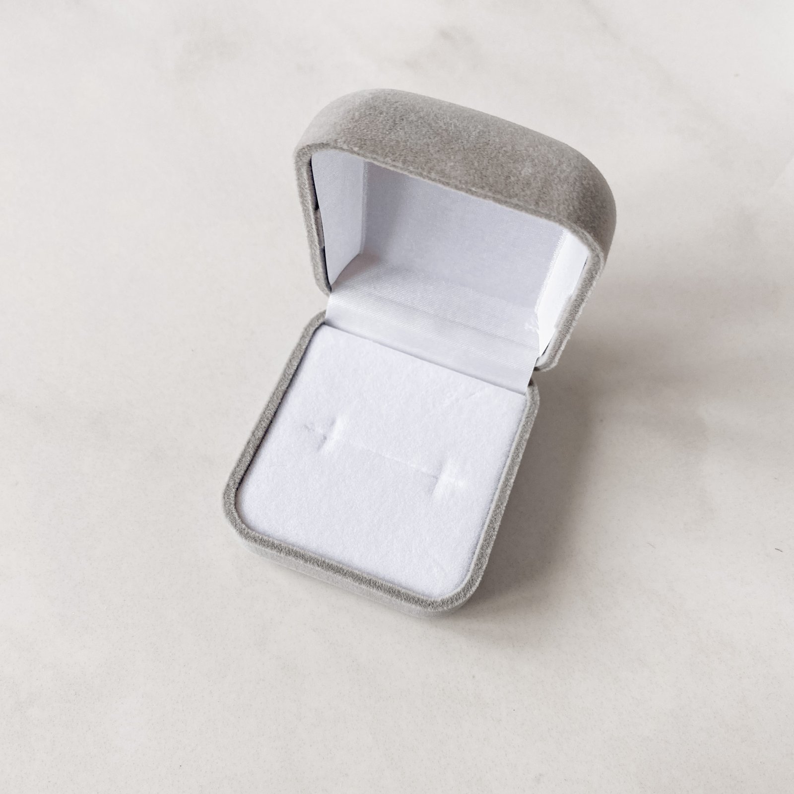 Porta joias anel cinza interior branco