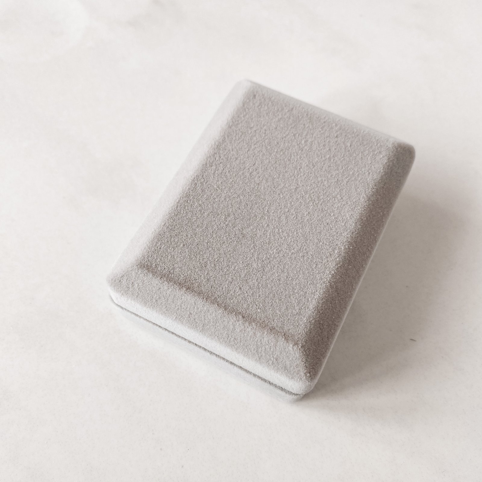 Porta joias colar 57x76mm cinza interior branco