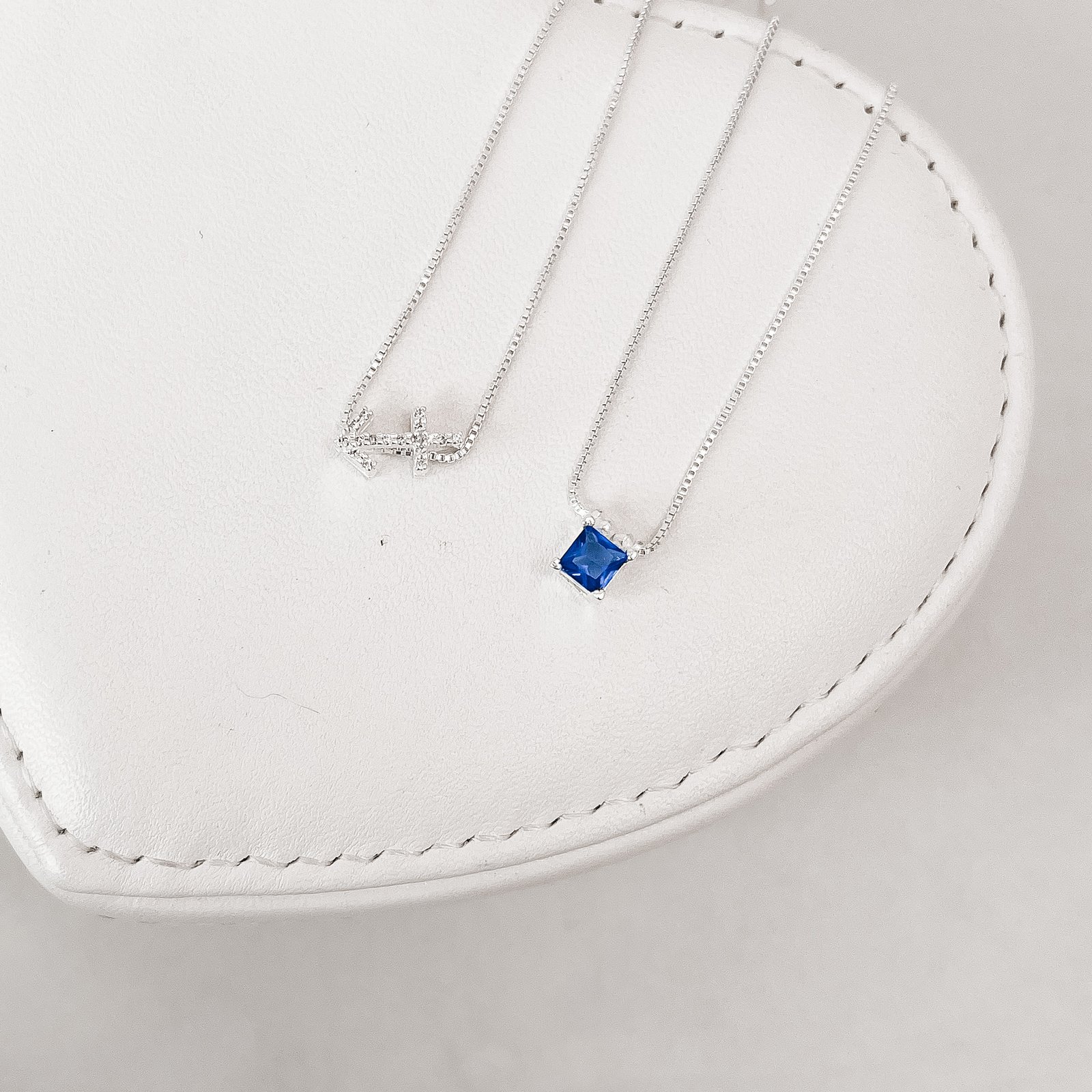 Escapulário signo Sagitário cravejado passante e zircônia quadrada azul escuro 60cm