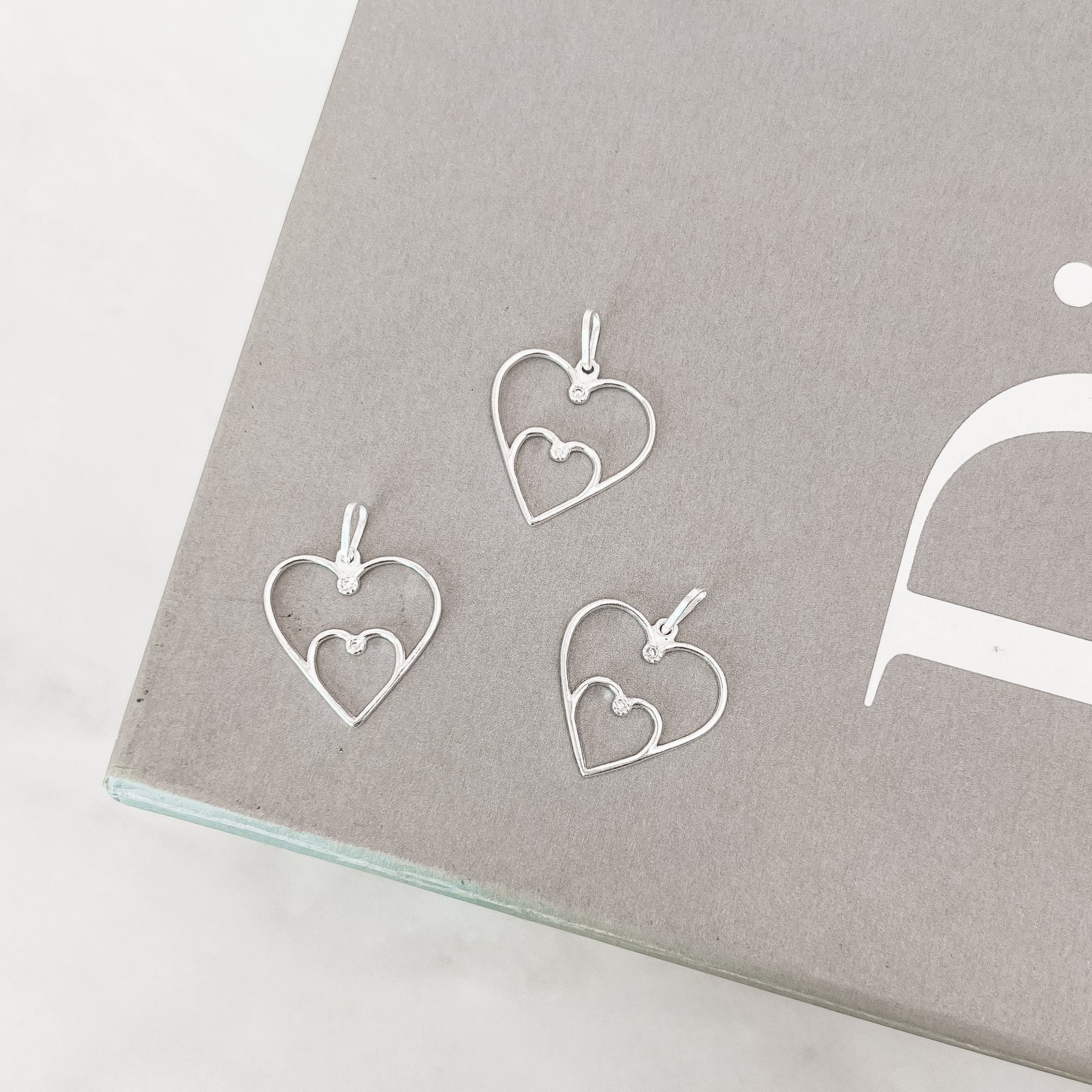 Pingente dois corações vazados com zircônia 21mm