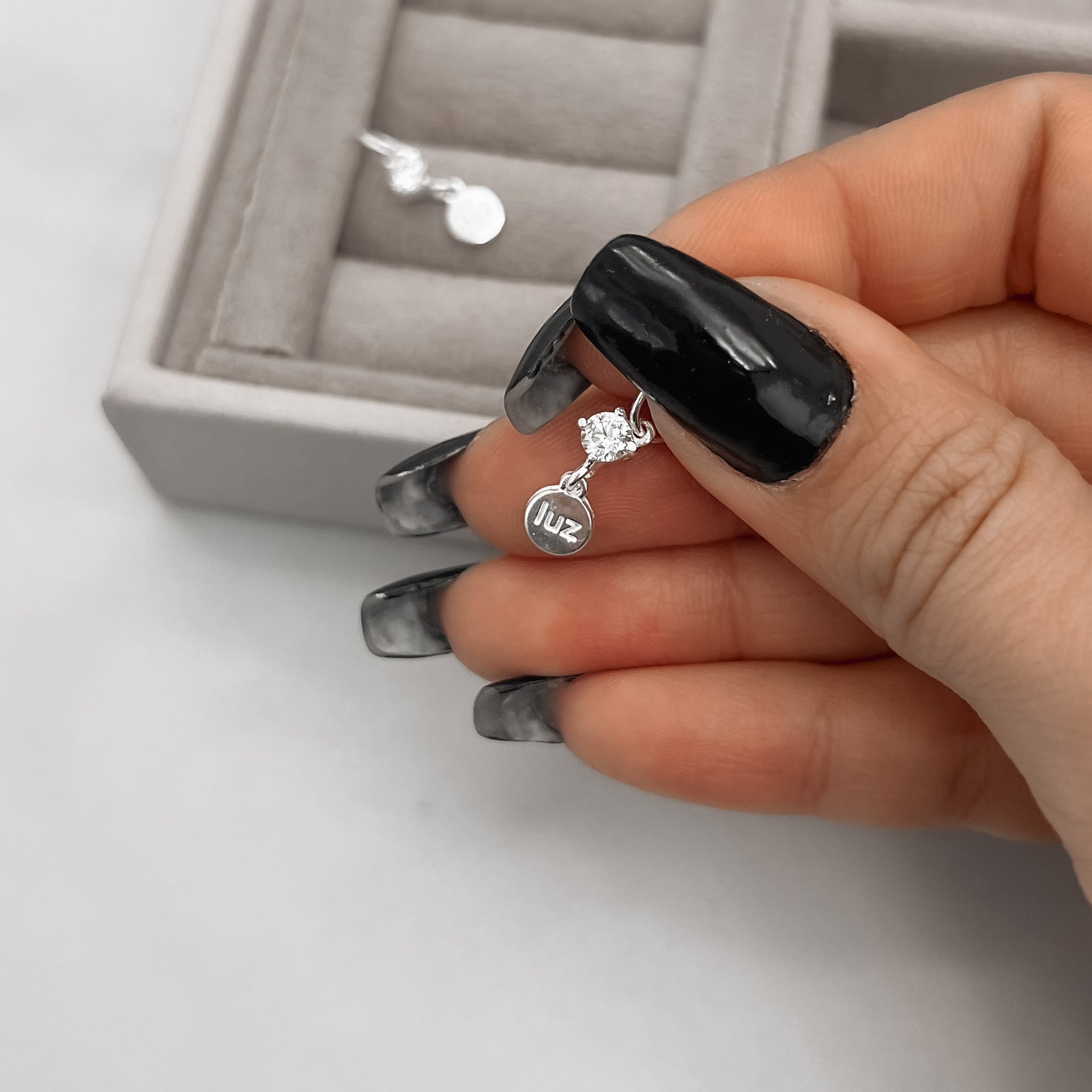 Pingente zircônia cristal 4mm com placa escrito luz 6mm