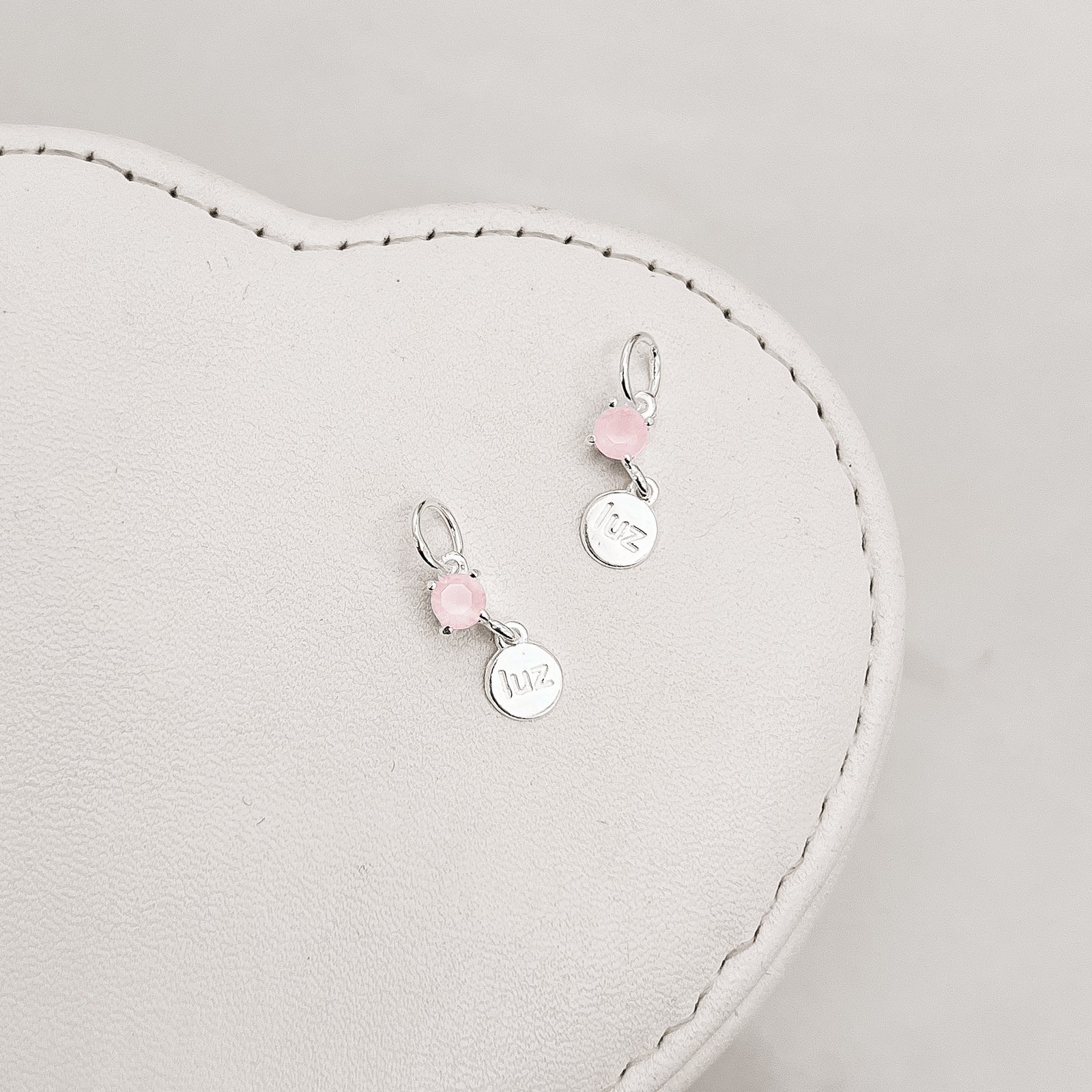 Pingente zircônia rosa leitoso 4mm com placa escrito luz 6mm