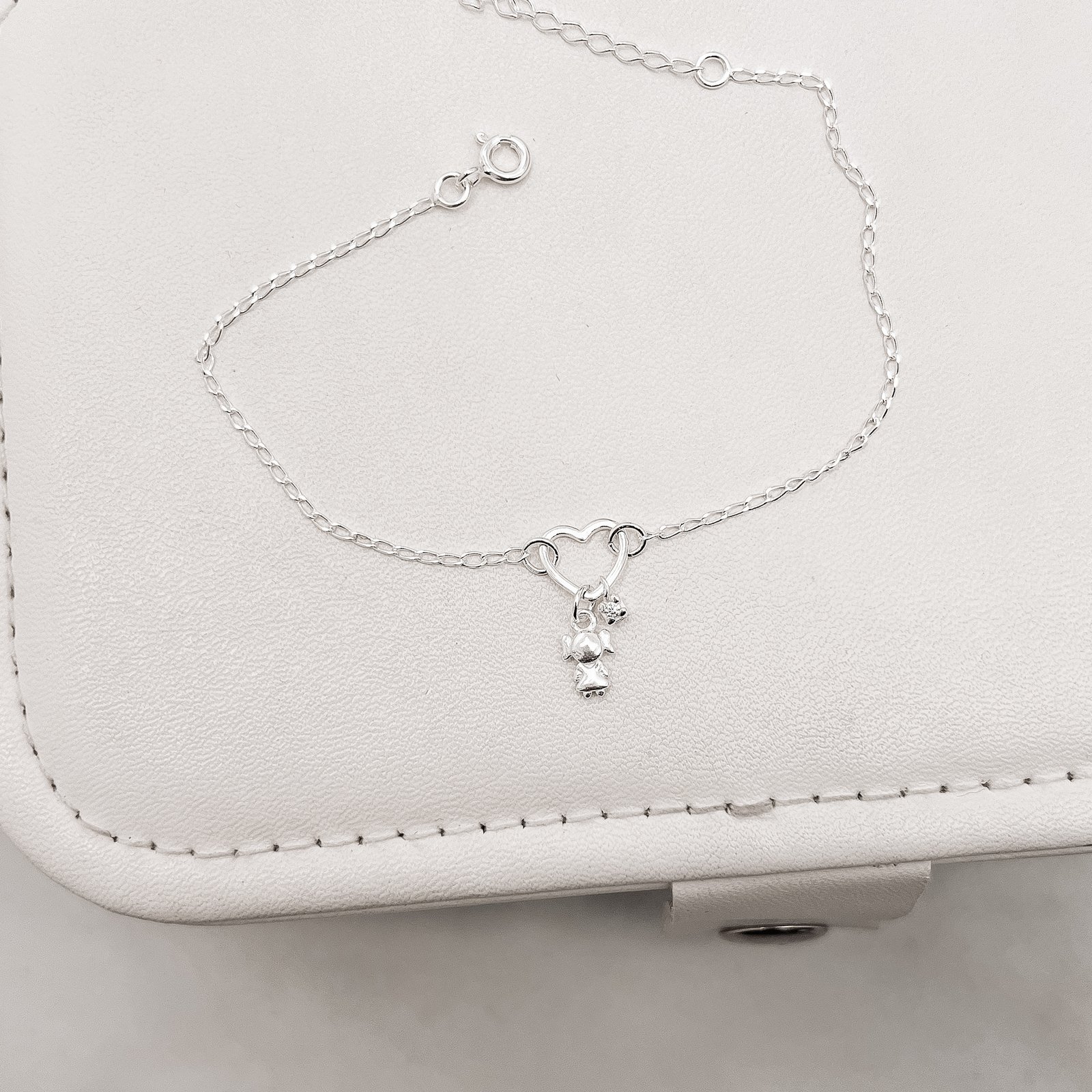 Pulseira entremeio coração vazado com pingentes menina e zircônia