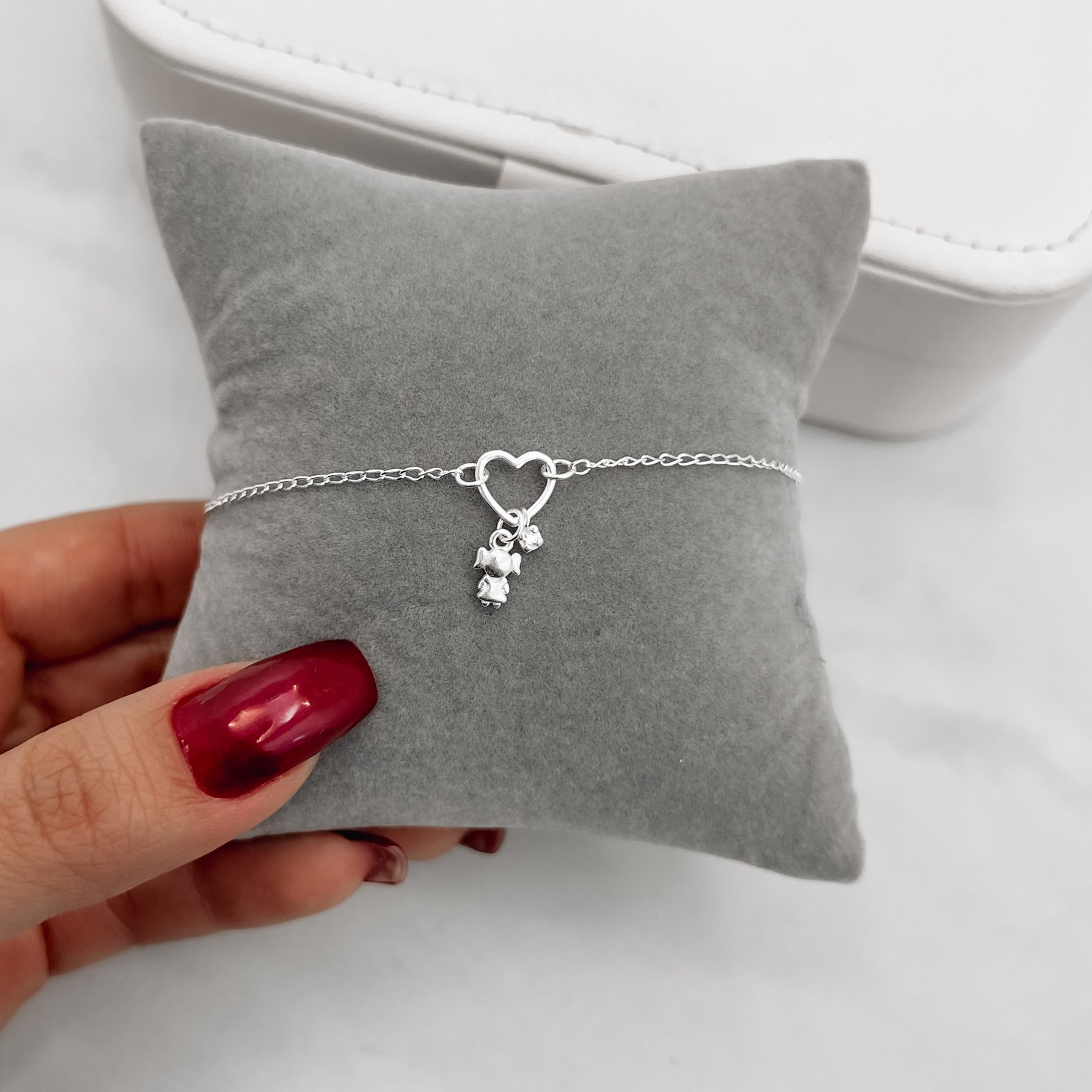 Pulseira entremeio coração vazado com pingentes menina e zircônia