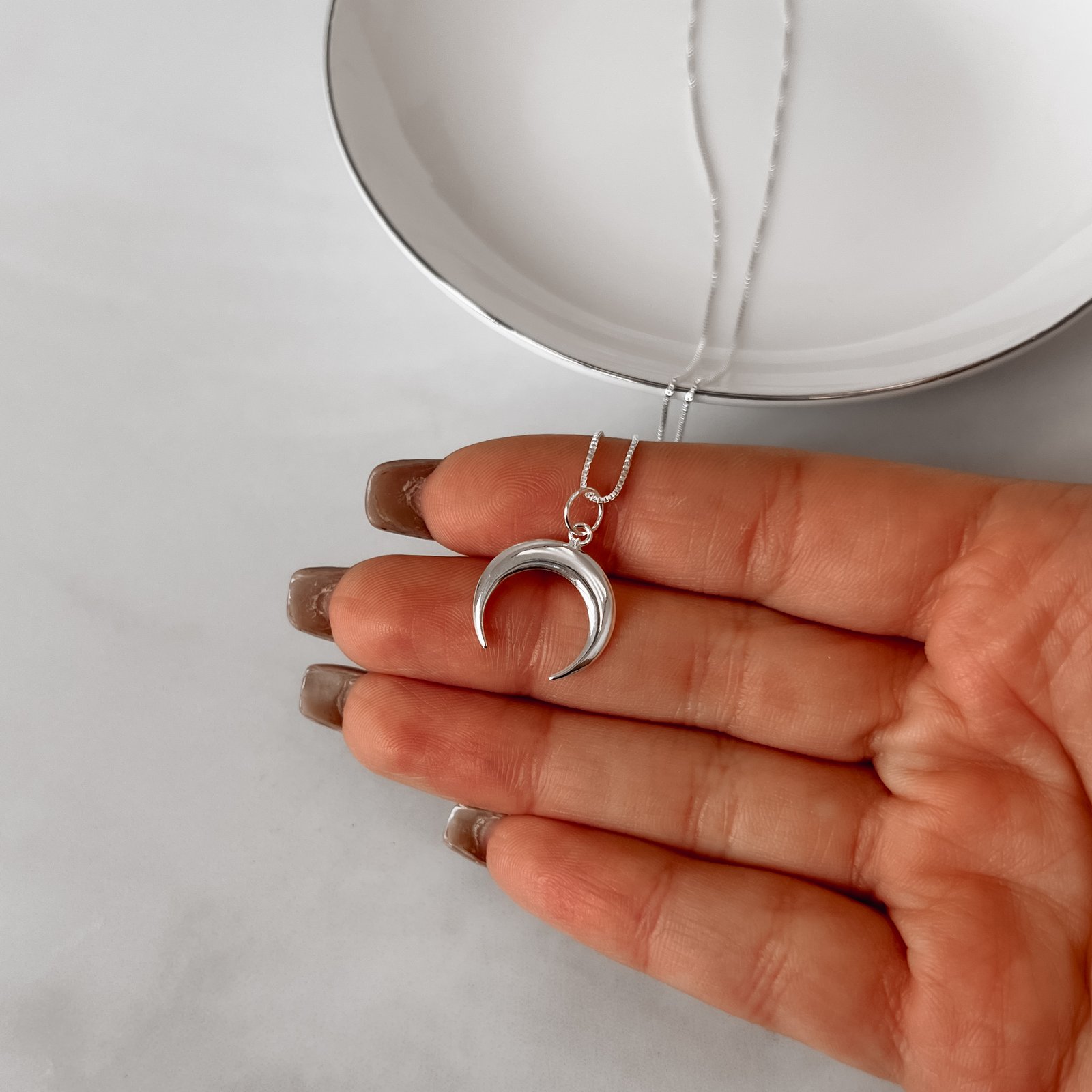 Colar pingente lua invertida fina 16mm 45cm