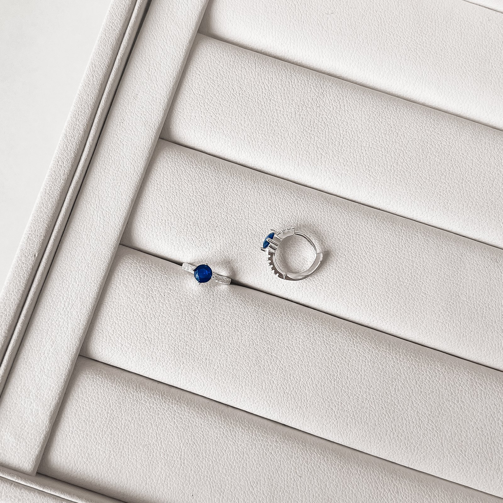 Argola click cravejada 11mm detalhe zircônia redonda azul