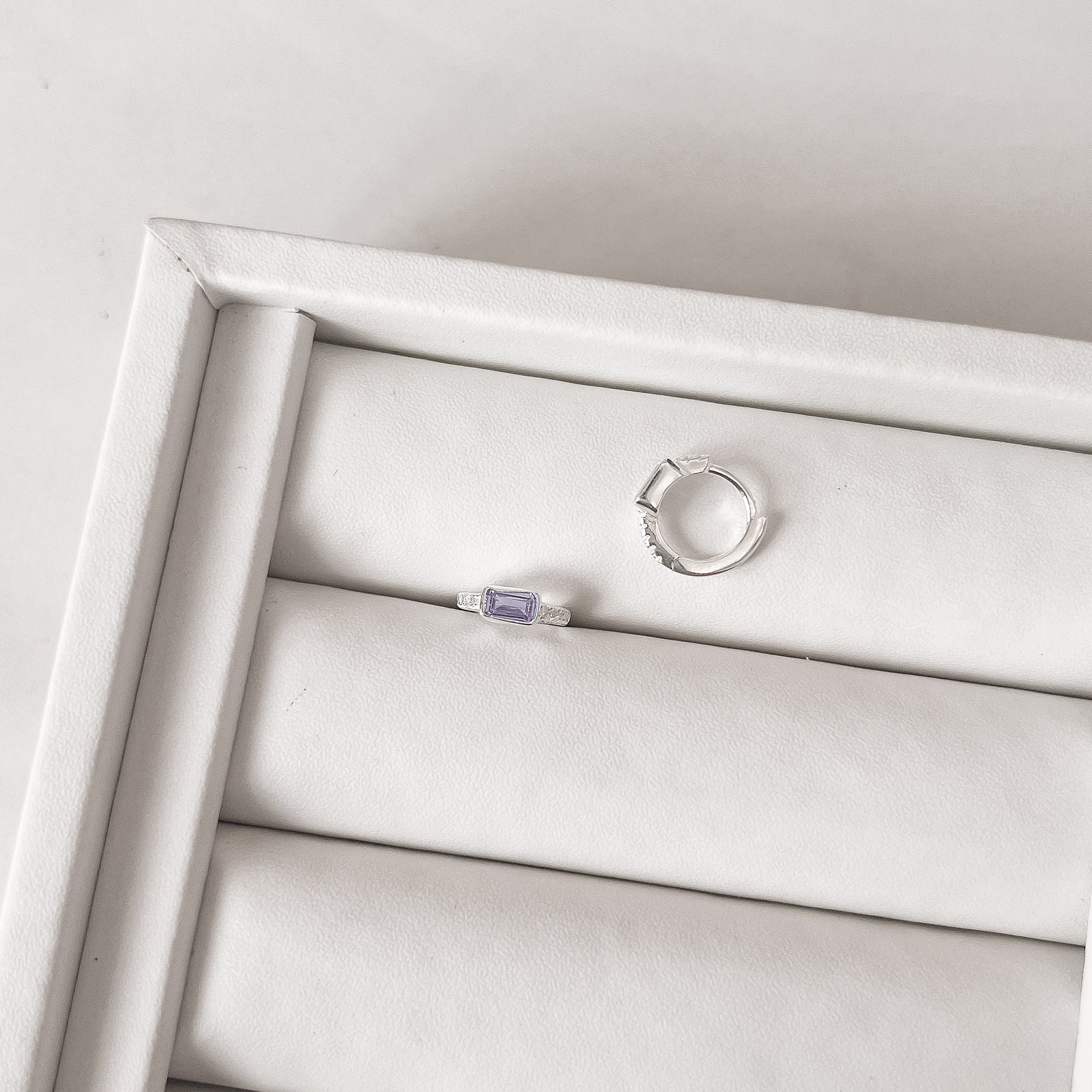 Argola click cravejada 11mm detalhe zircônia retangular lilás
