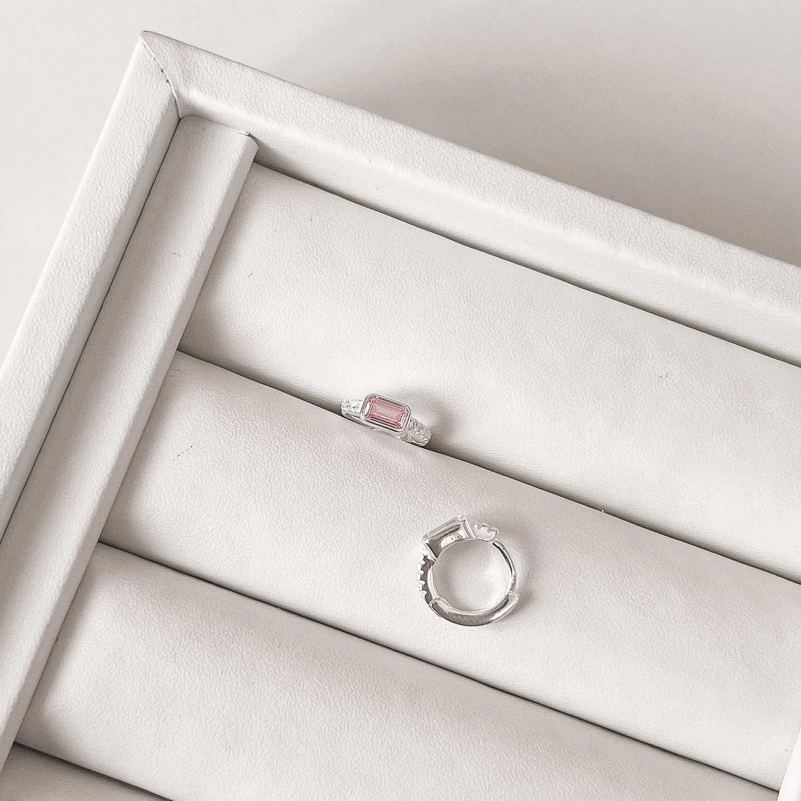 Argola click cravejada 11mm detalhe zircônia retangular rosa