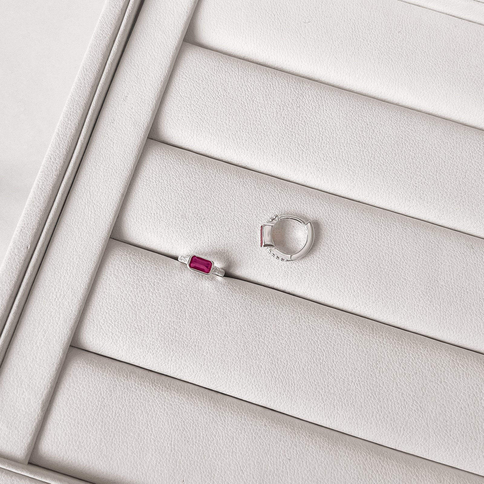 Argola click cravejada 11mm detalhe zircônia retangular pink