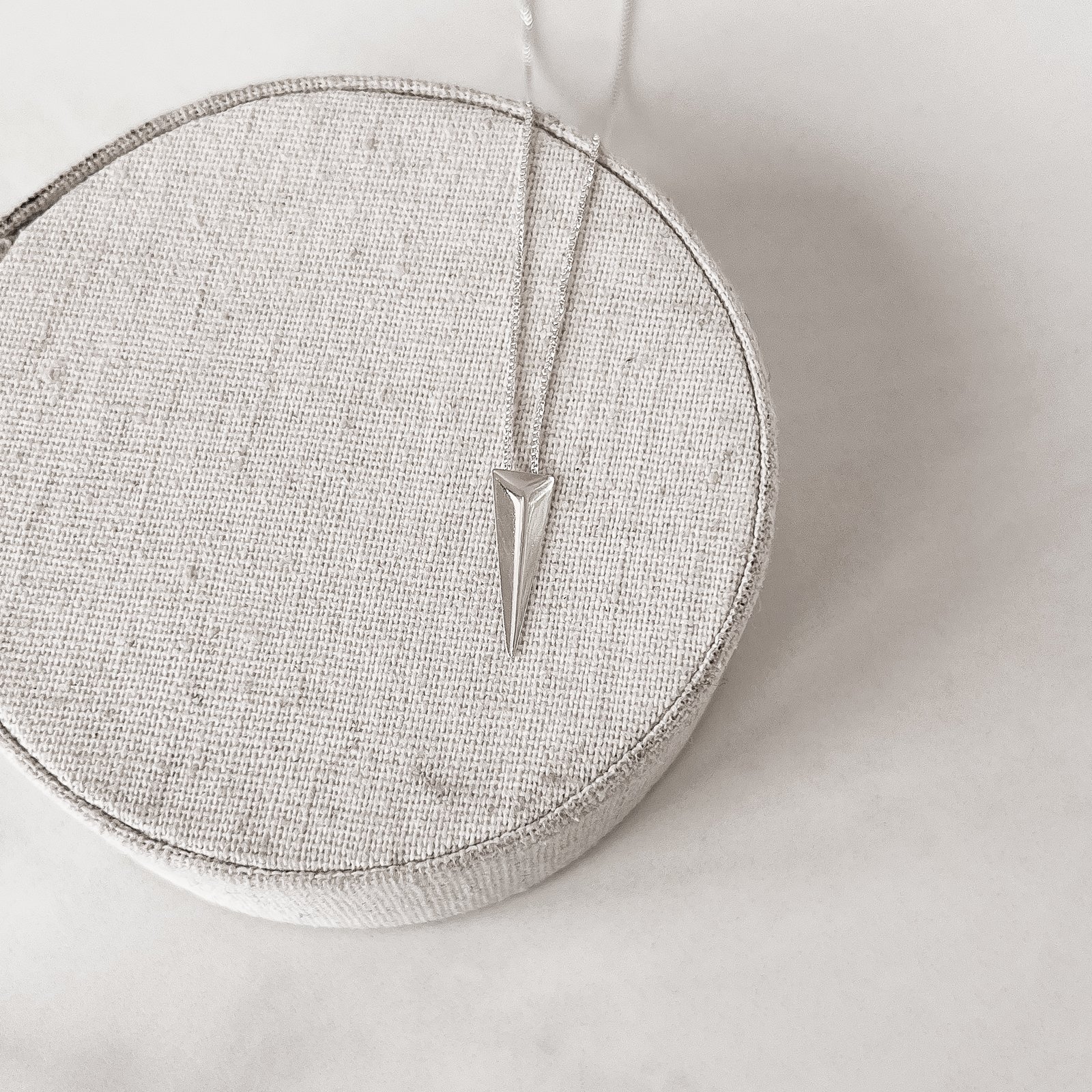 Colar triângulo isósceles 19mm 45cm