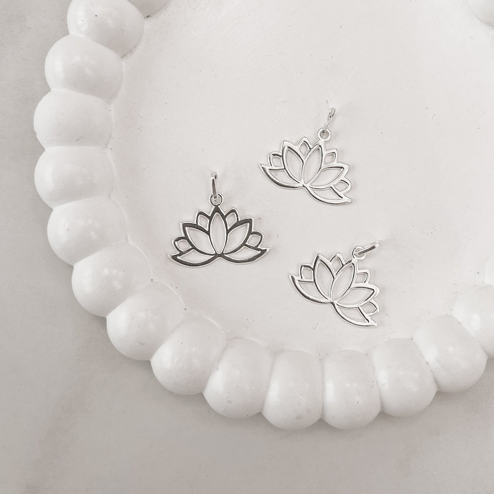 Pingente flor de lótus vazada 24mm