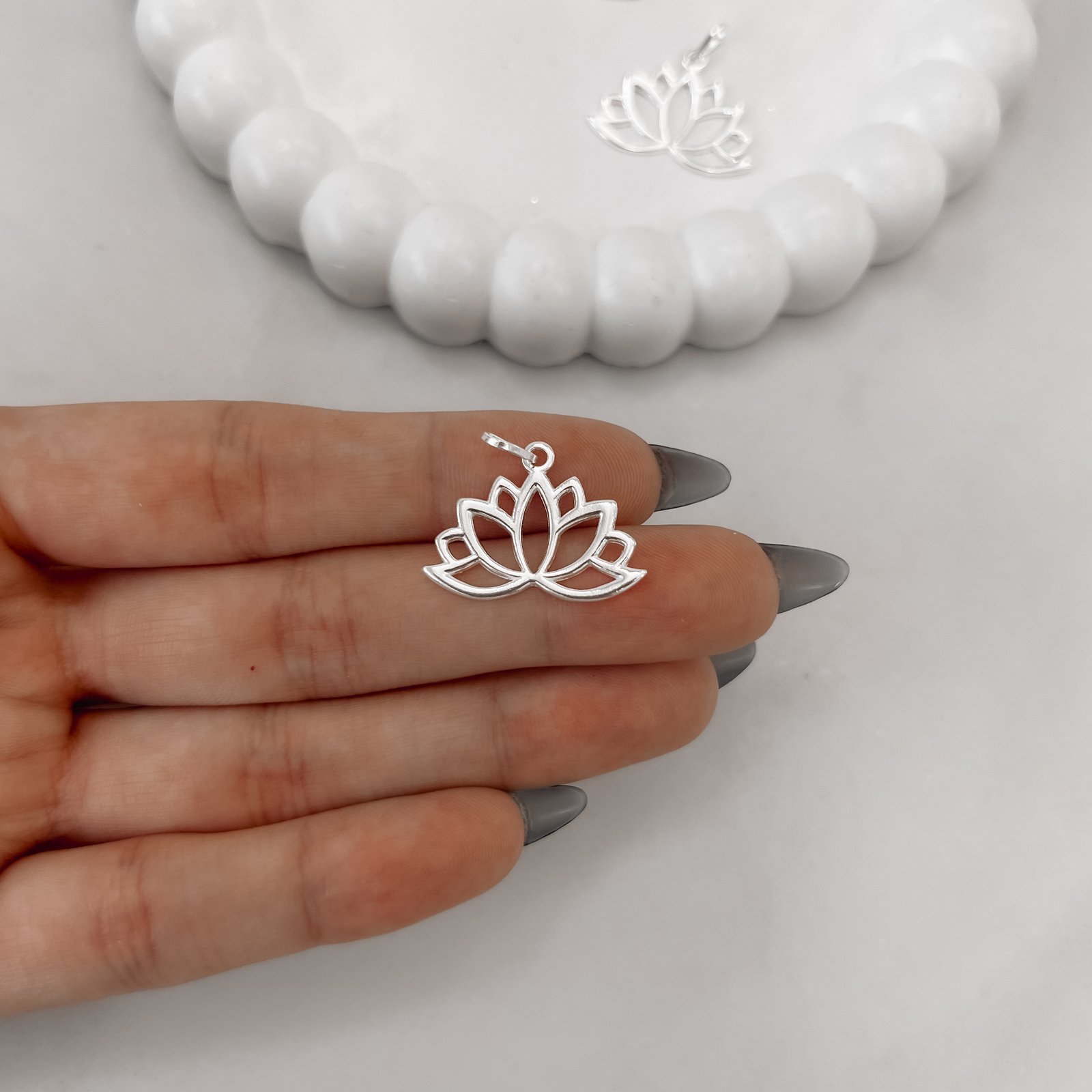 Pingente flor de lótus vazada 24mm