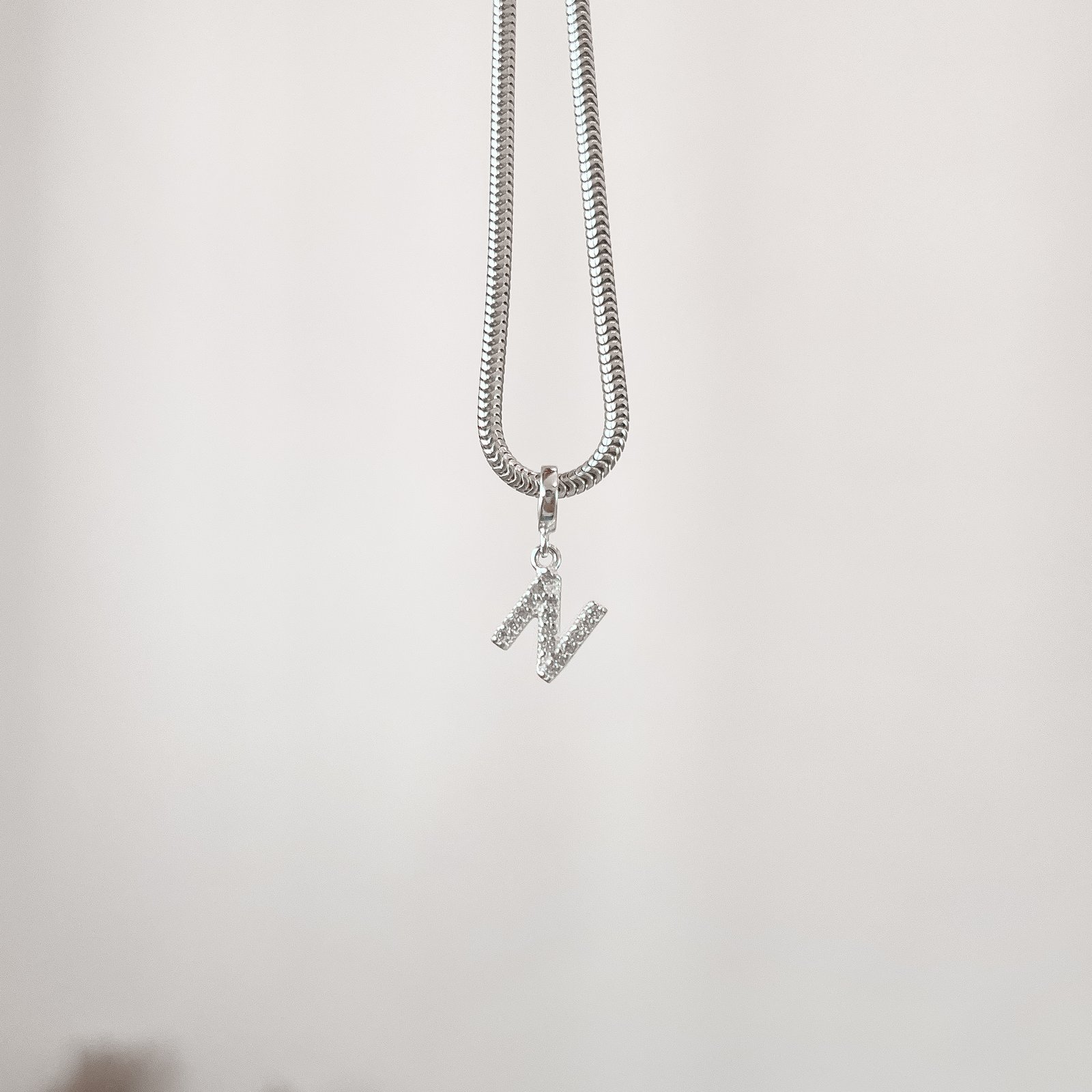 Berloque pingente letra N cravejada 9mm