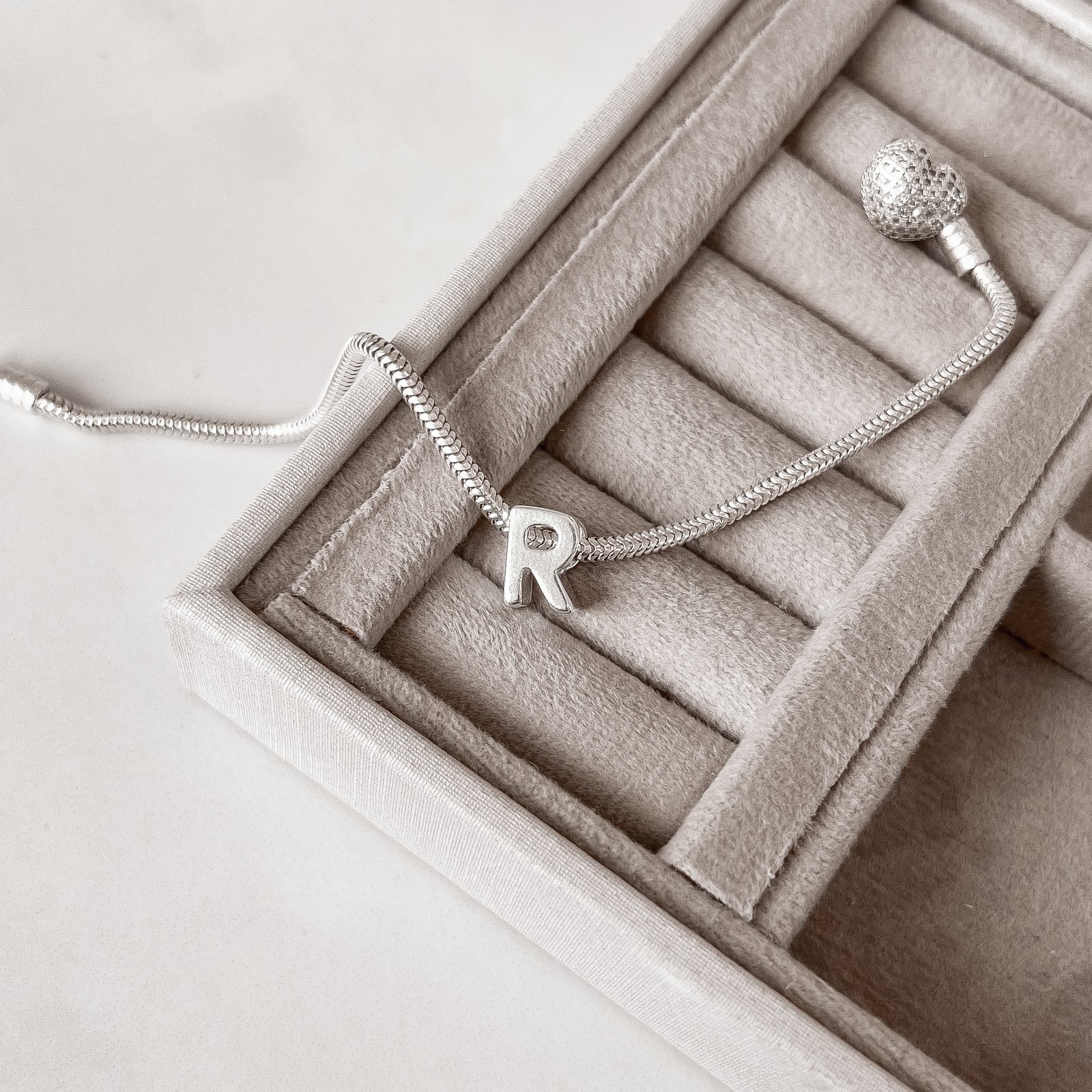 Berloque separador letra R 10mm