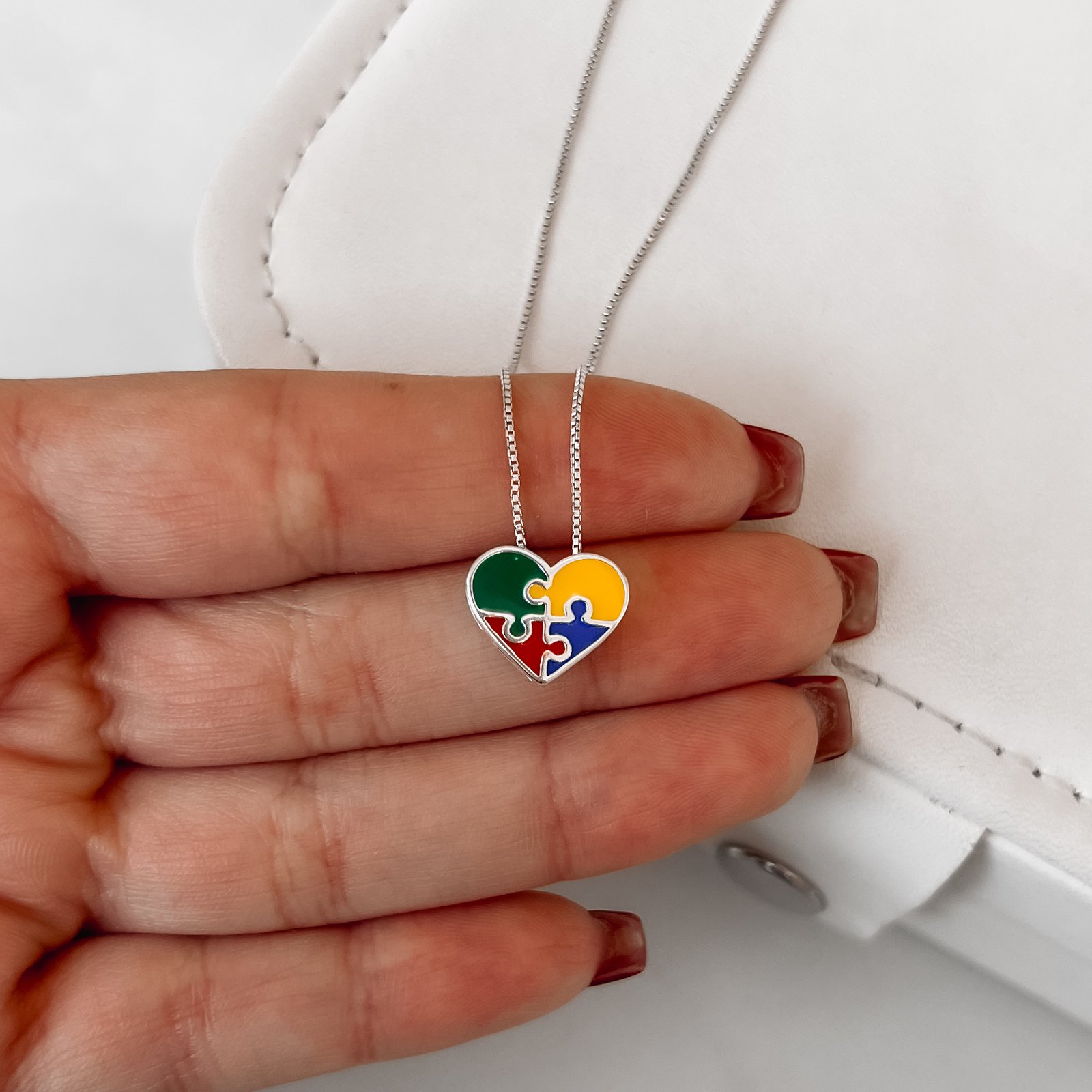 Colar coração símbolo autismo 14mm resina 45cm