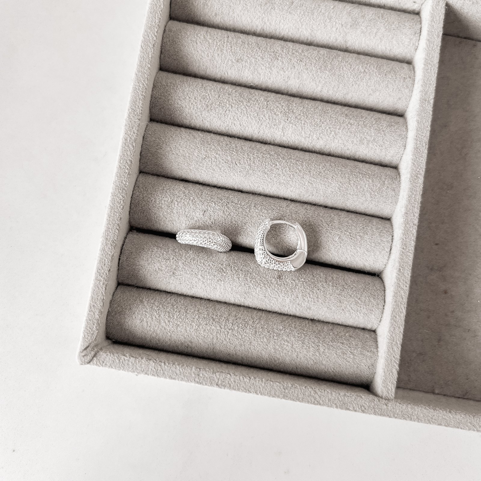 Argola click quadrada com cravejado 13mm
