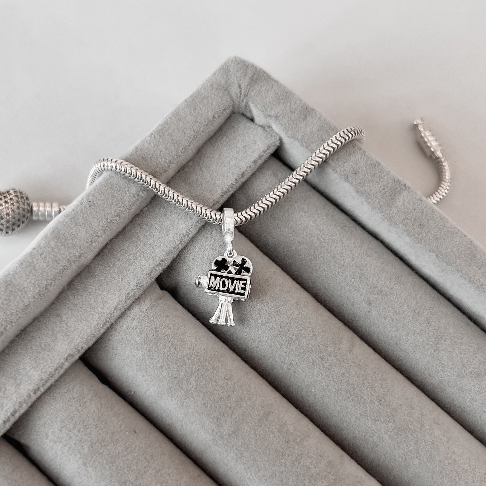 Berloque pingente câmera escrito movie resina 13mm