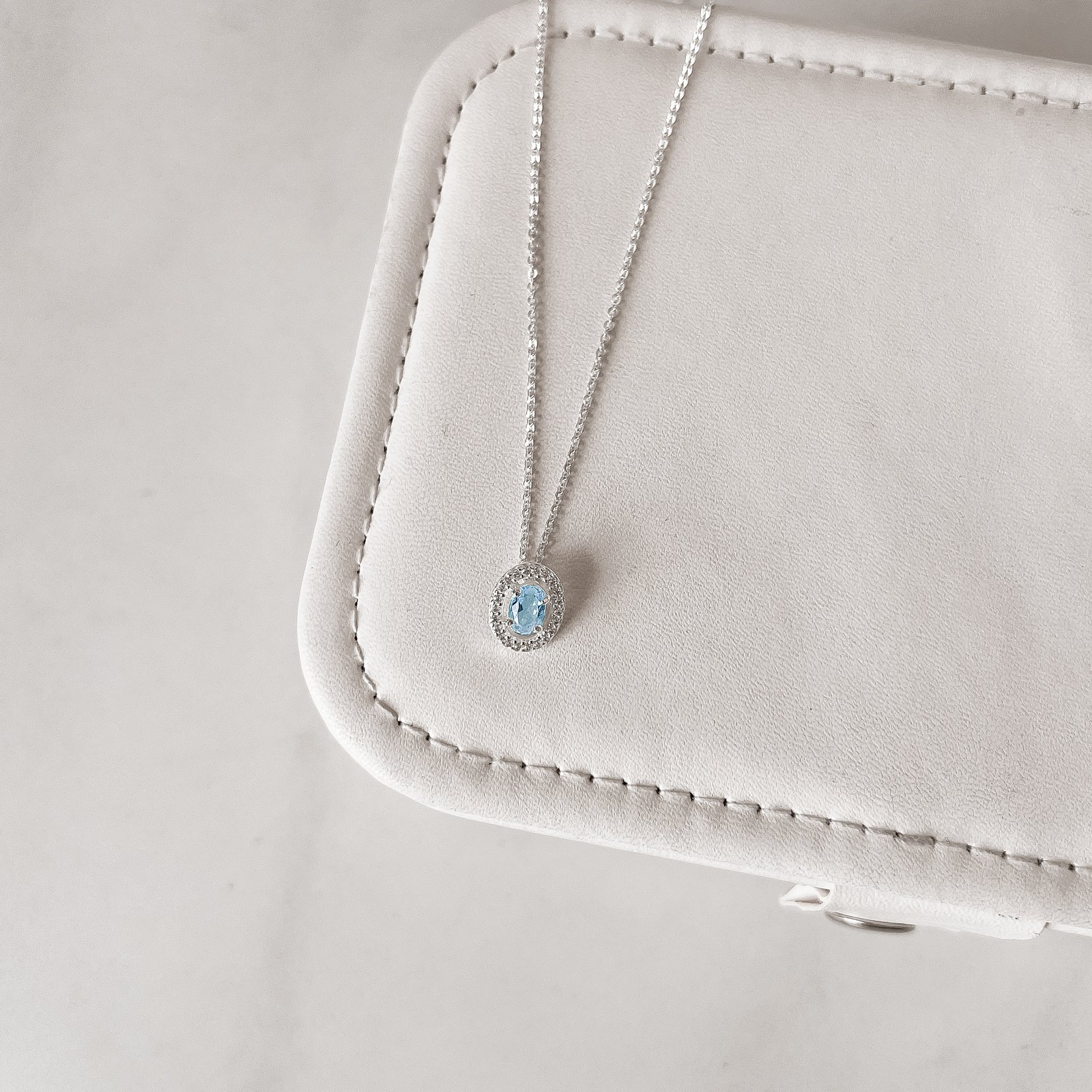 Colar zircônia oval azul claro com cravejado 11mm corrente cadeadinho 45cm