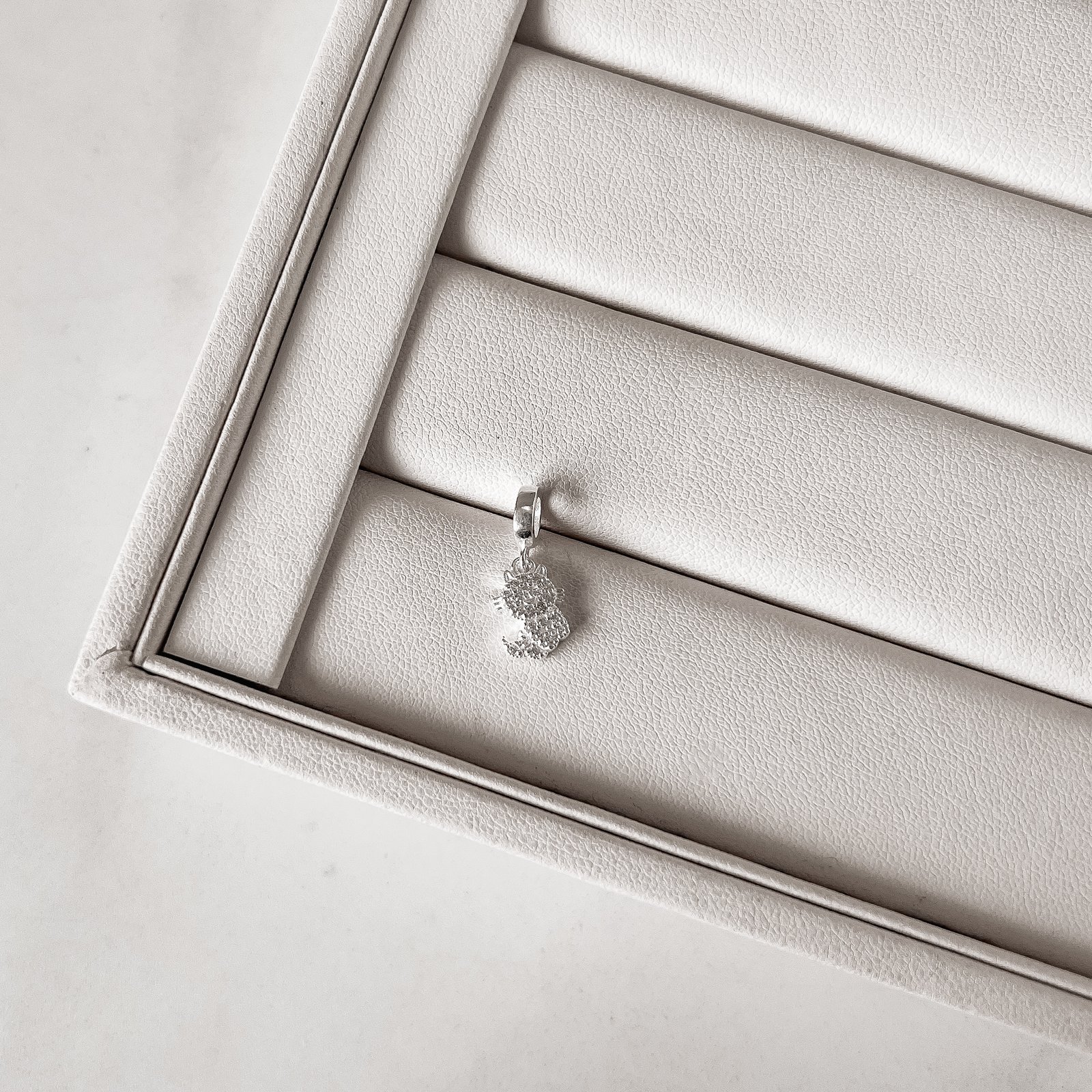 Berloque pingente gato cravejado 10mm