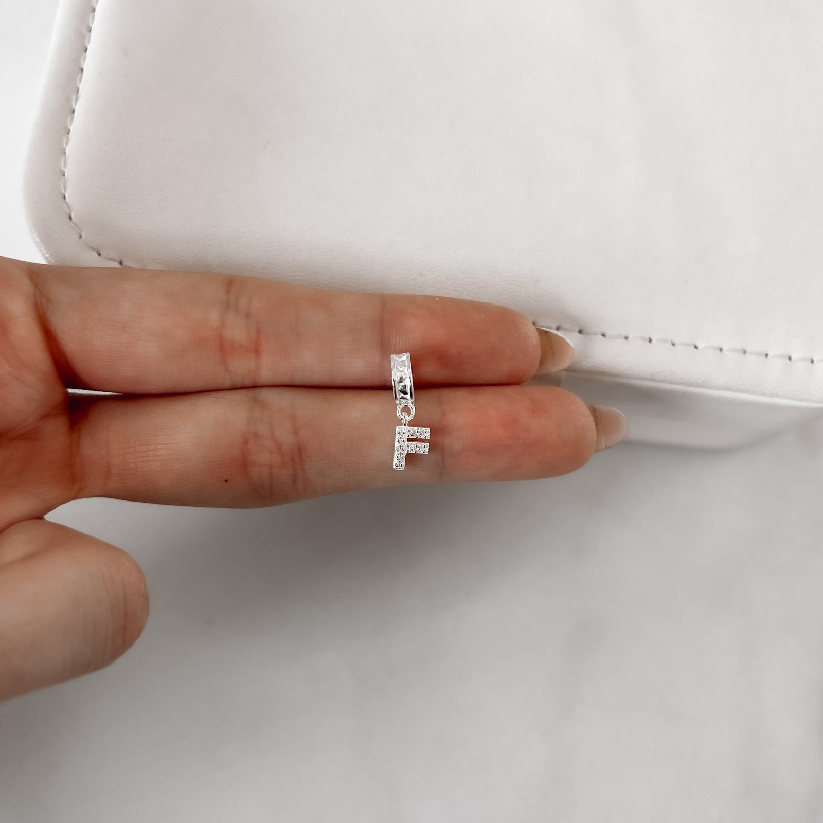 Berloque pingente letra F cravejada 6mm elo corações