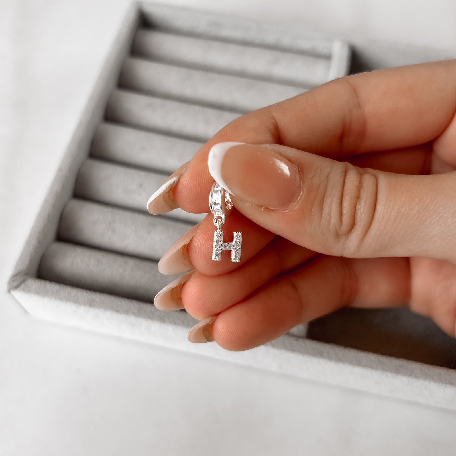 Berloque pingente letra H cravejada 6mm elo corações