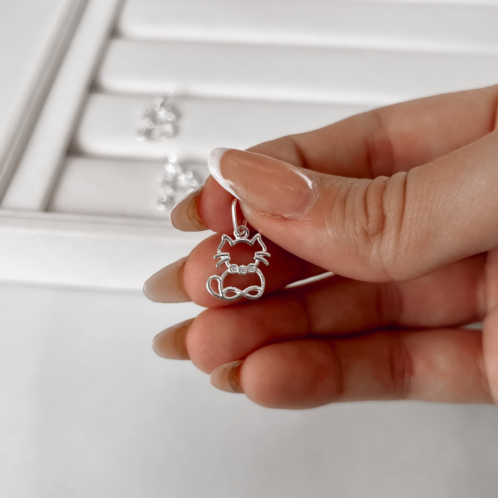 Pingente gato vazado com zircônias 13mm