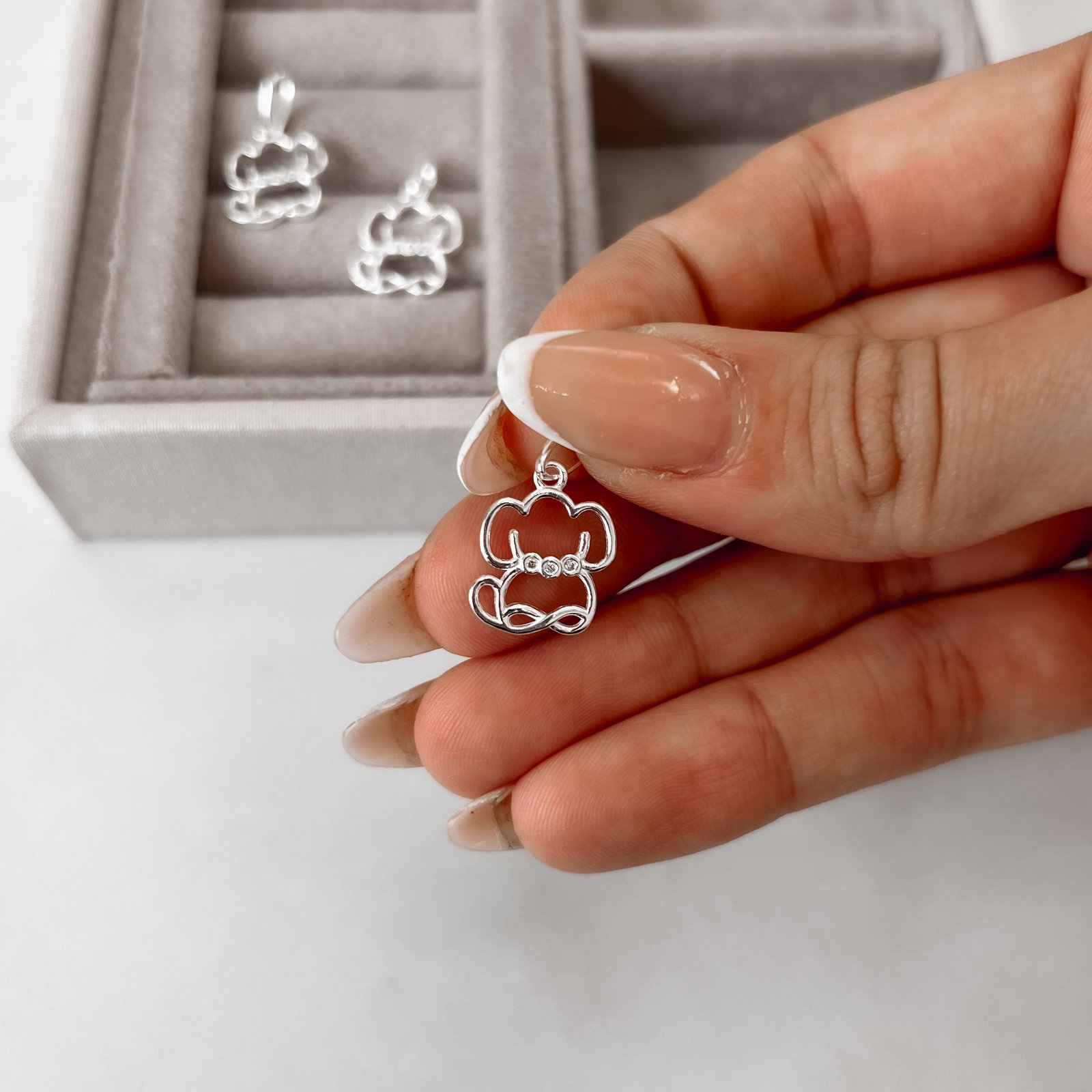 Pingente cachorro vazado com zircônias 12mm