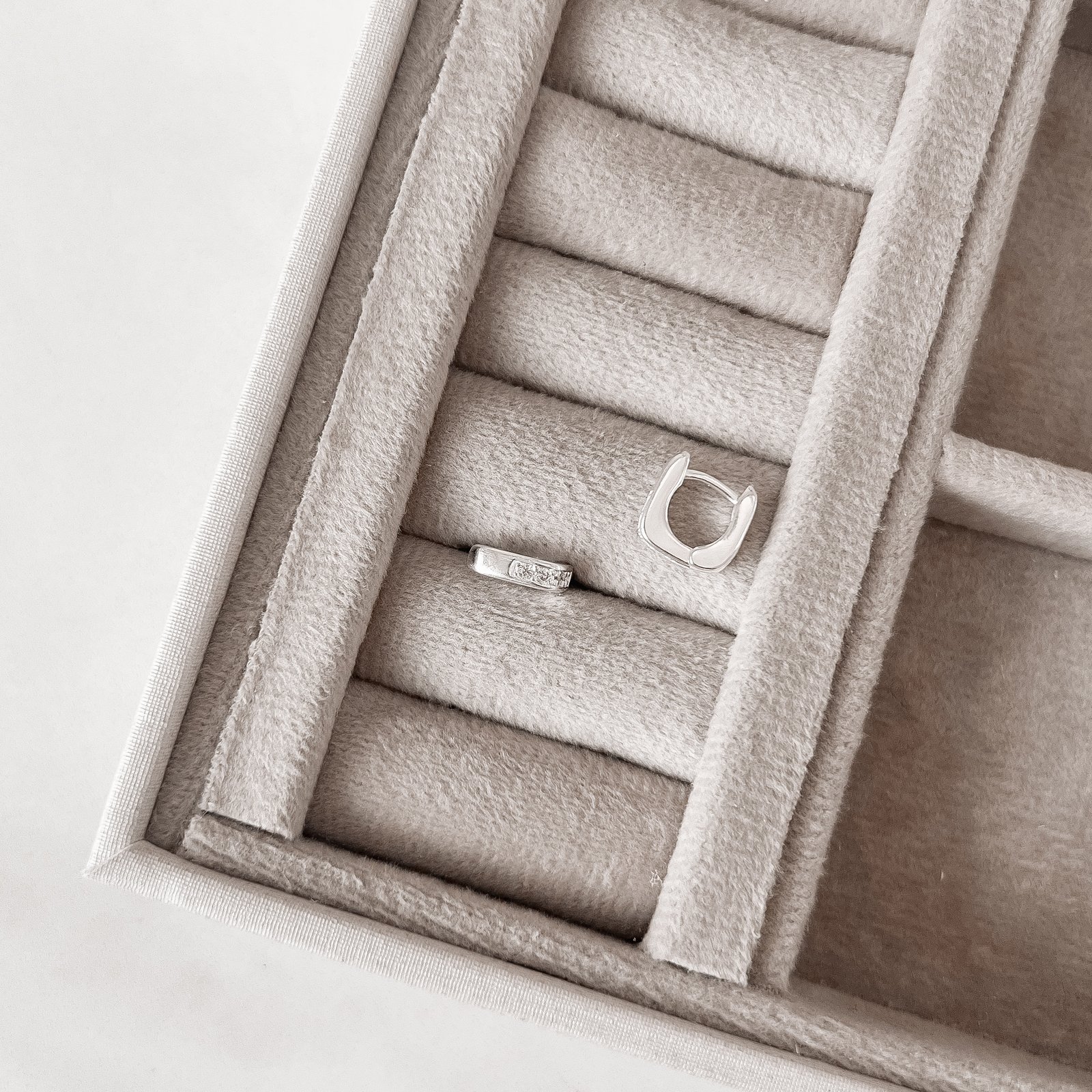 Argola click quadrada cravejada 9mm