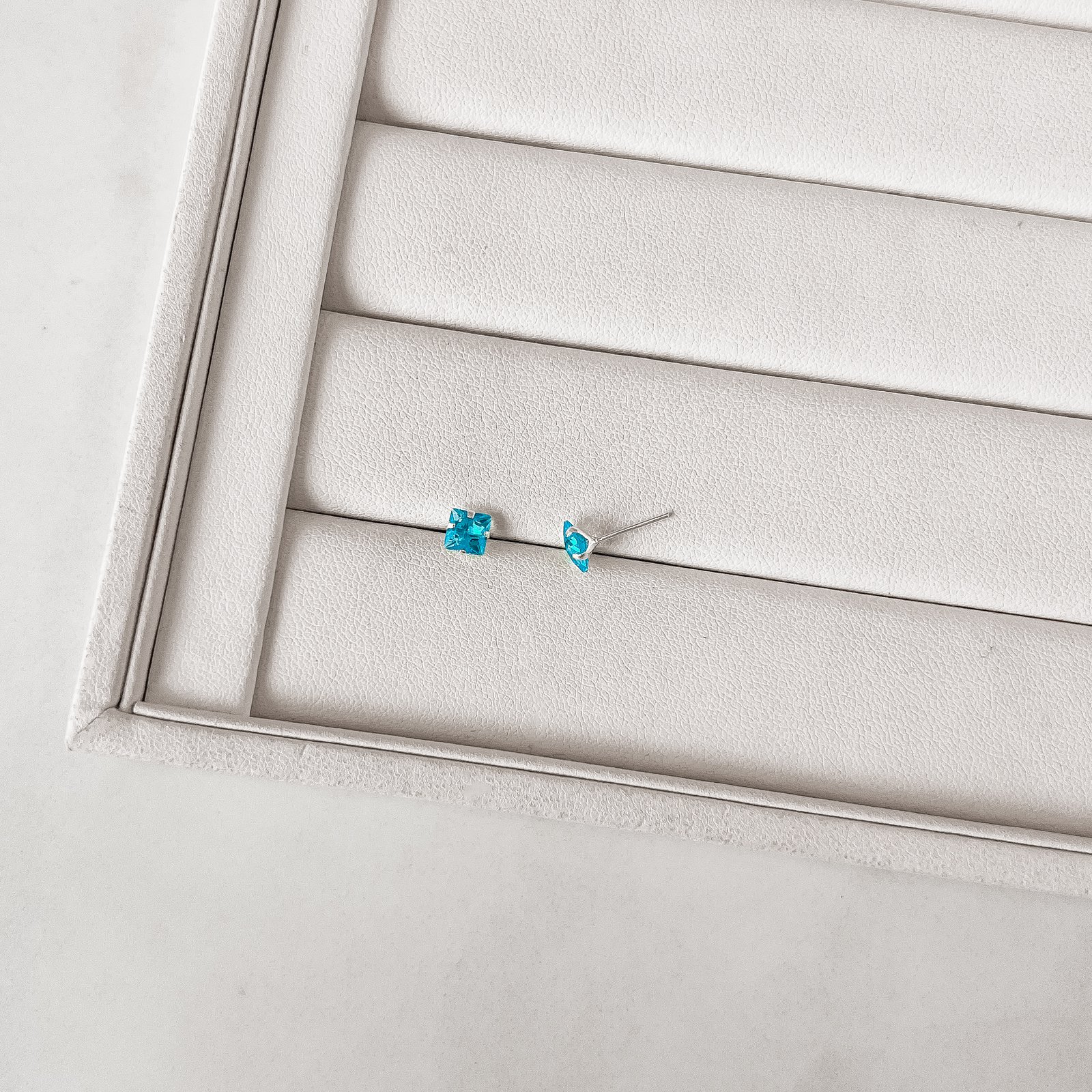 Brinco zircônia quadrada azul 5mm