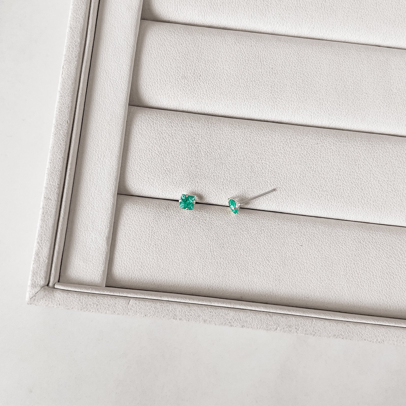 Brinco zircônia quadrada turmalina 4mm