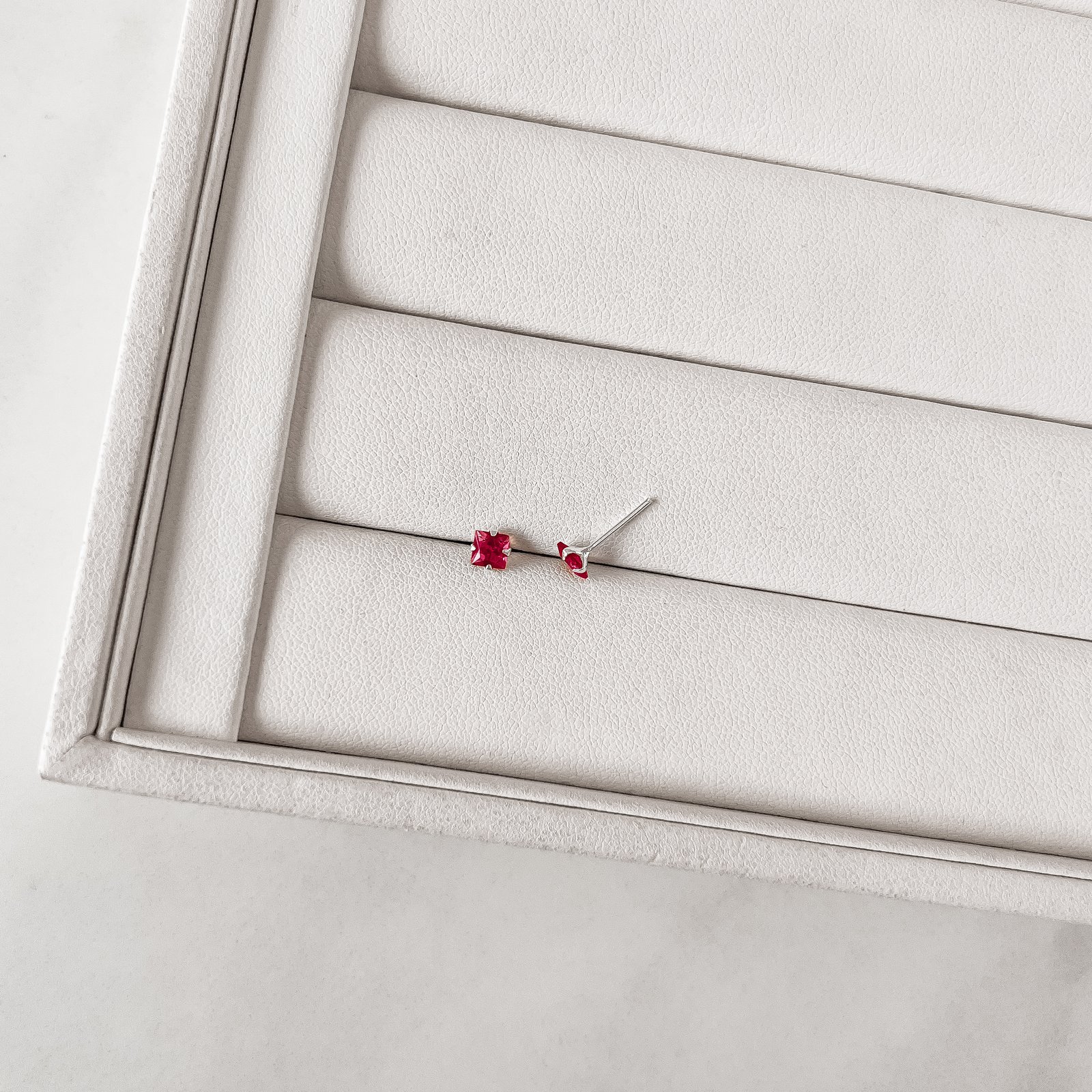 Brinco zircônia quadrada cereja 4mm