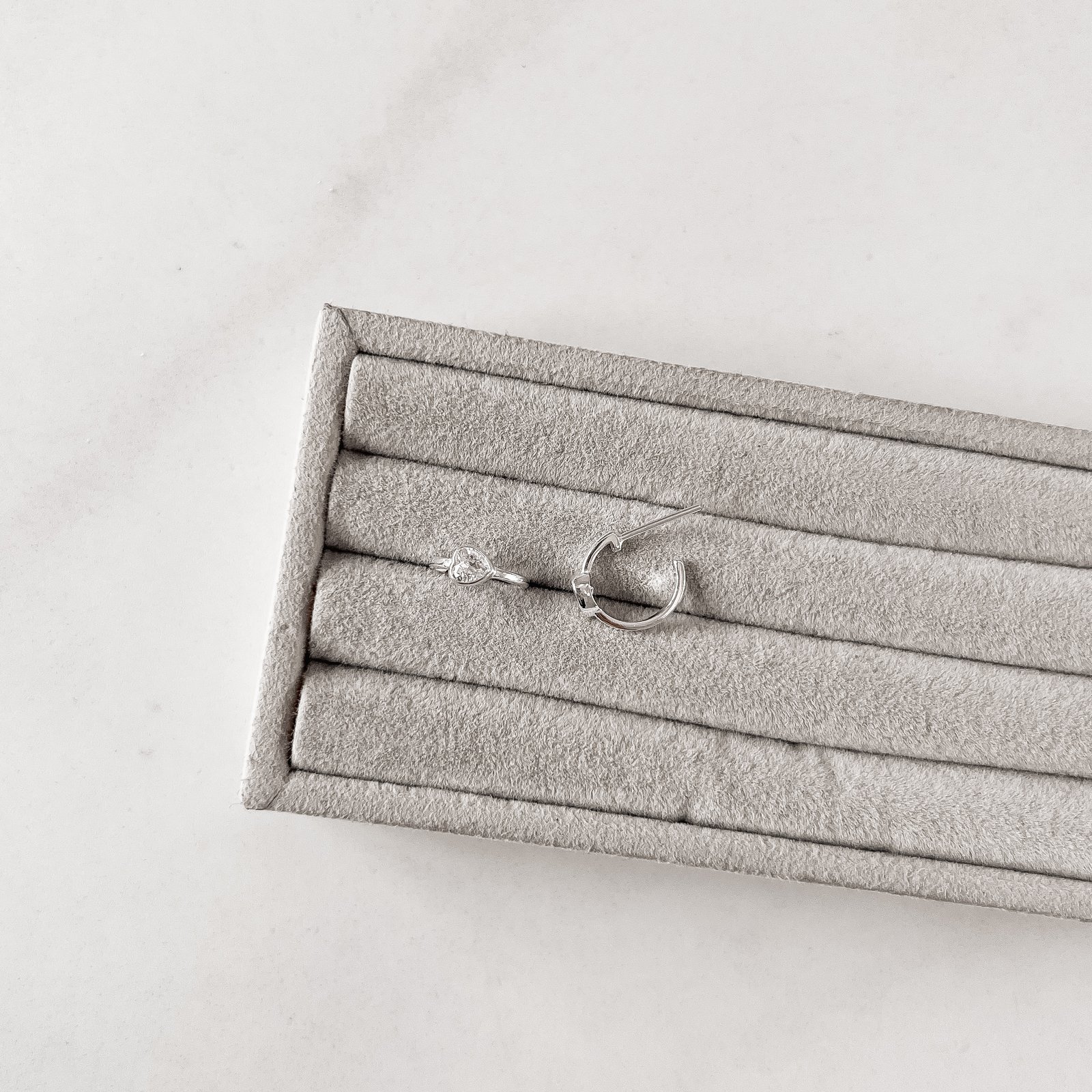 Argola 12mm detalhe zircônia coração tarraxa