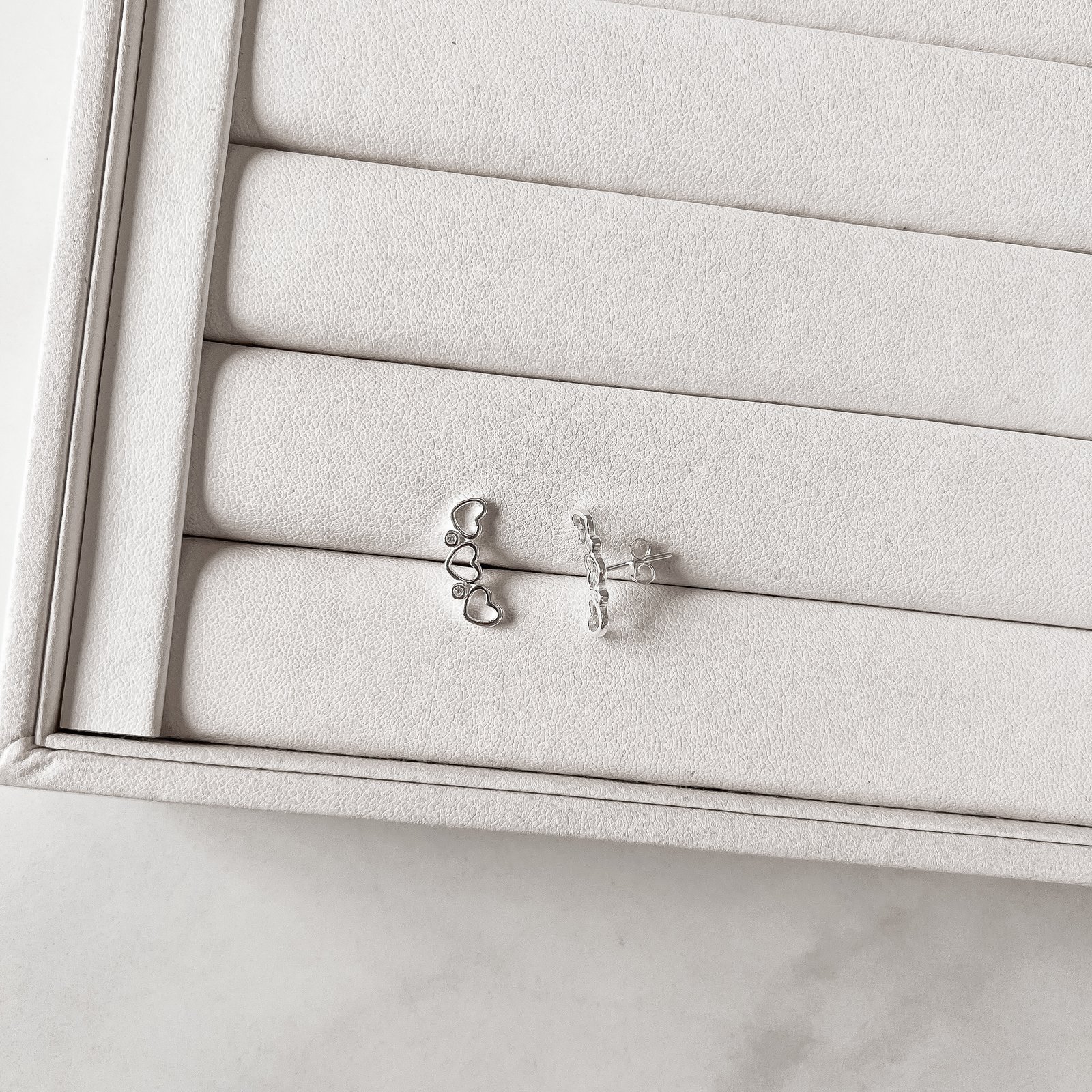 Brinco ear cuff 3 corações vazados detalhe zircônias tarraxa