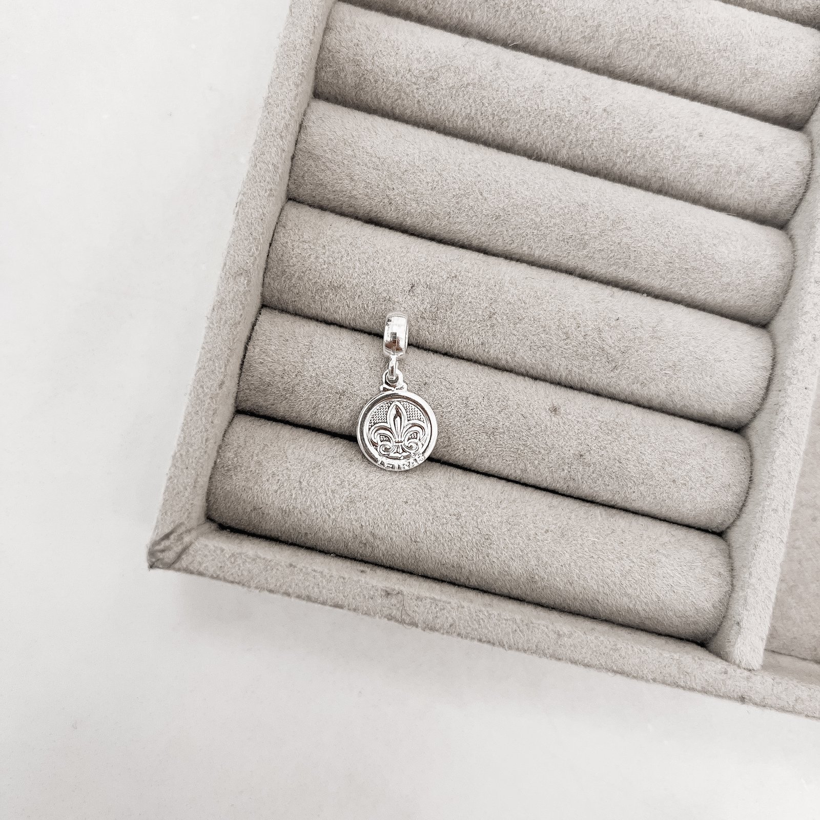 Berloque pingente medalha Letras 14mm