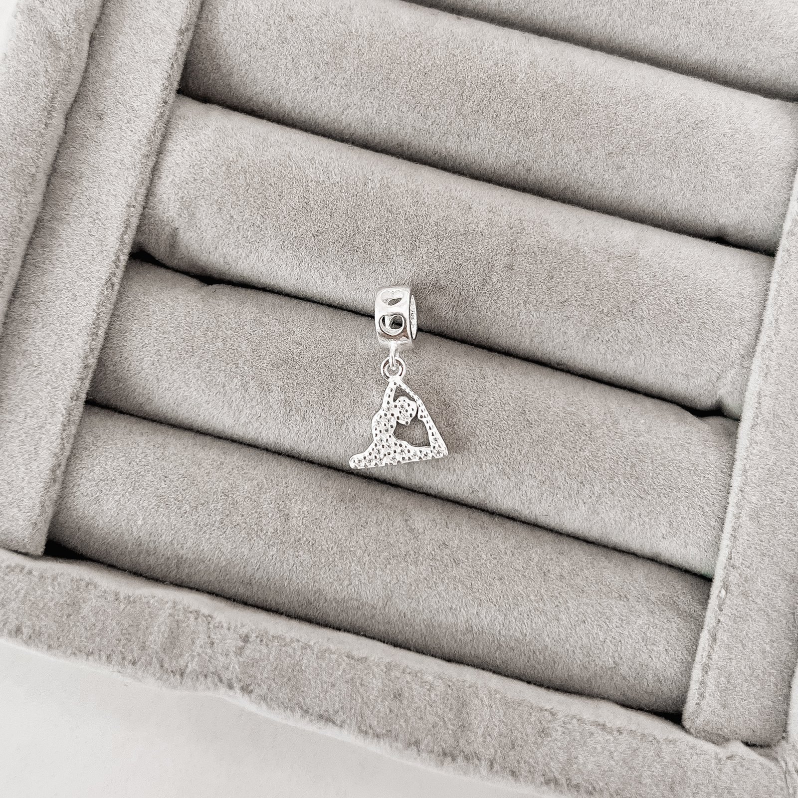 Berloque pingente yoga cravejado elo corações vazados 11mm