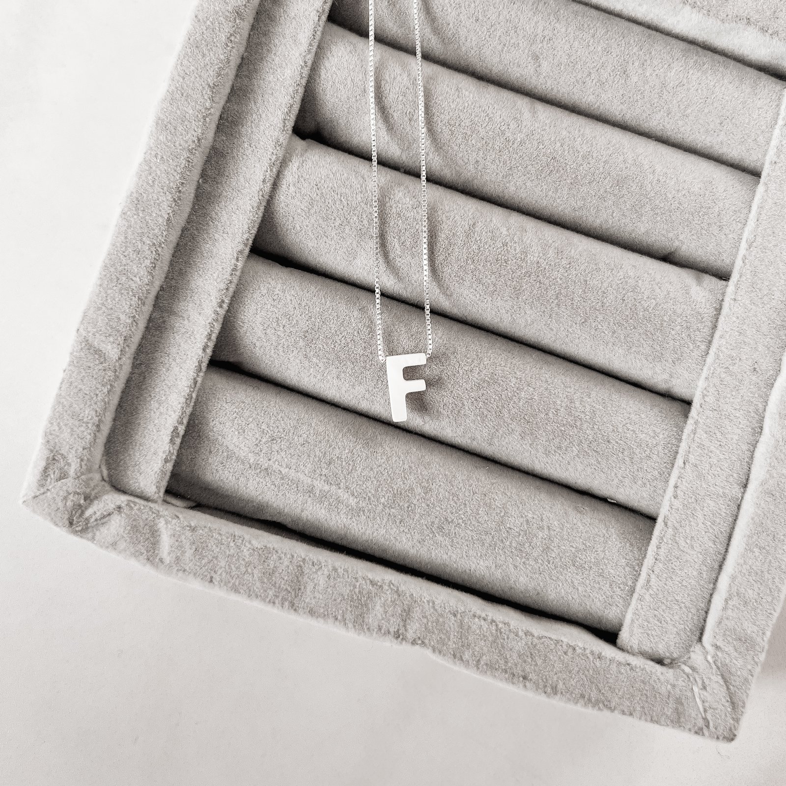 Colar madrepérola letra F 45cm