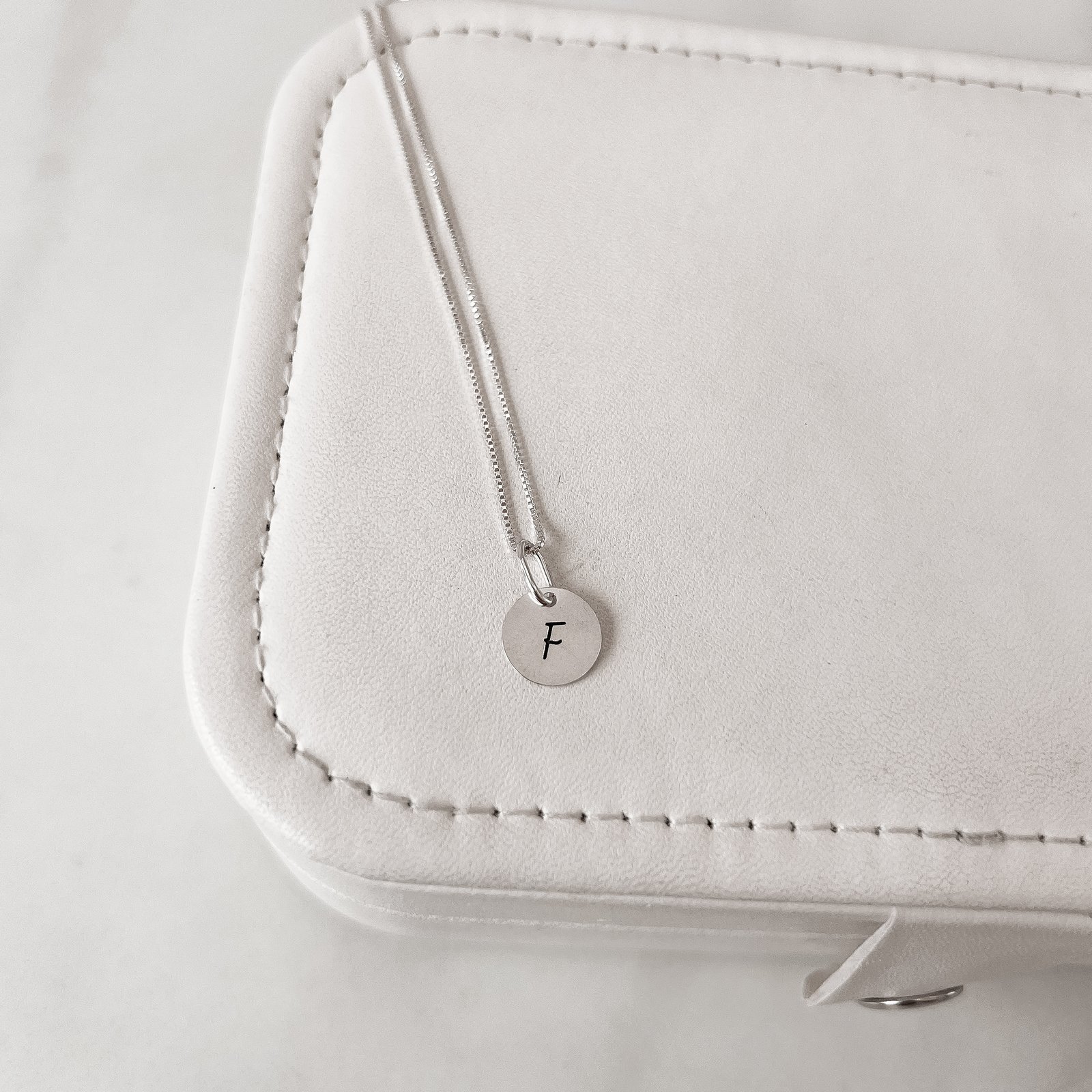 Colar pingente medalha letra F 10mm 40cm