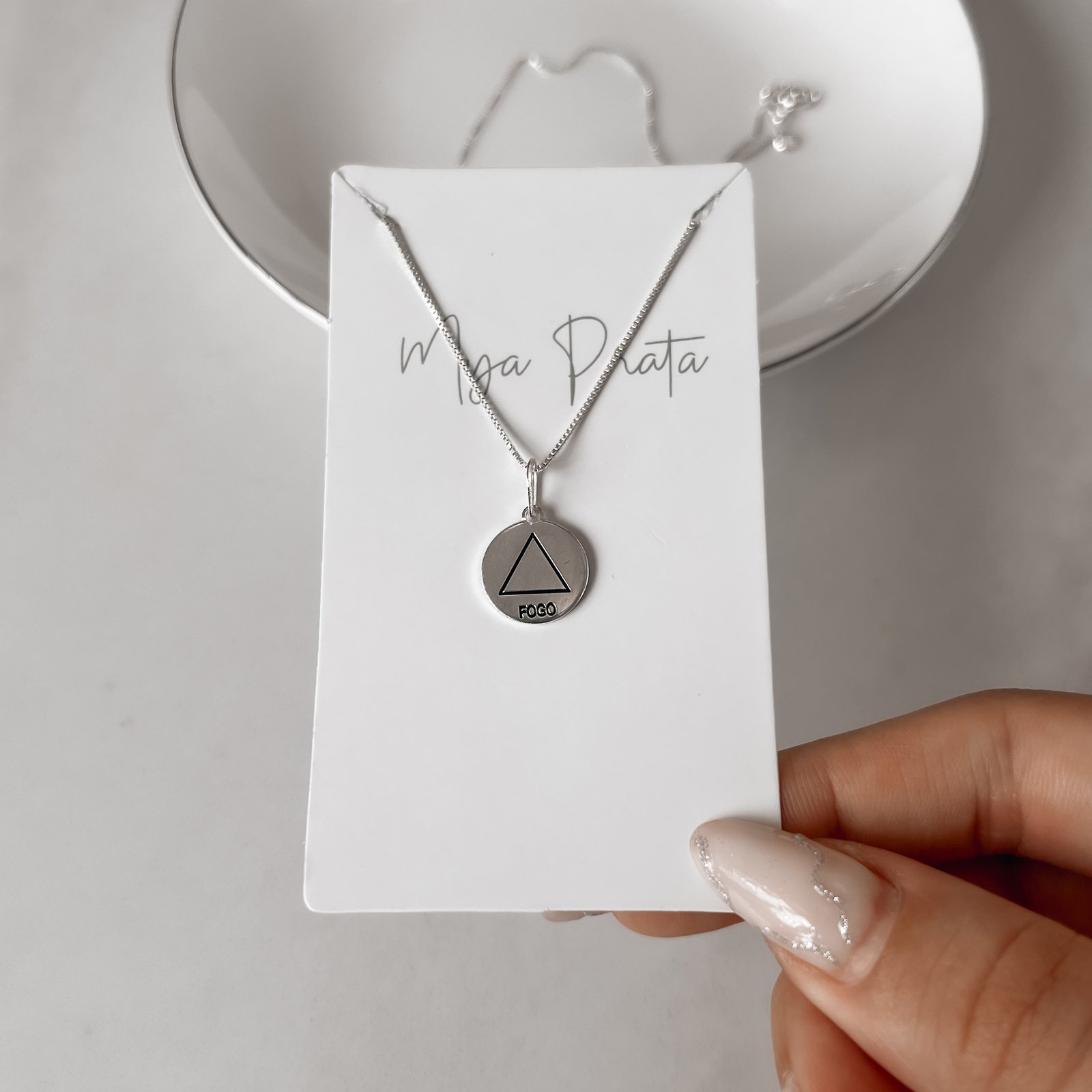Colar pingente medalha elemento fogo resina 12mm 45cm