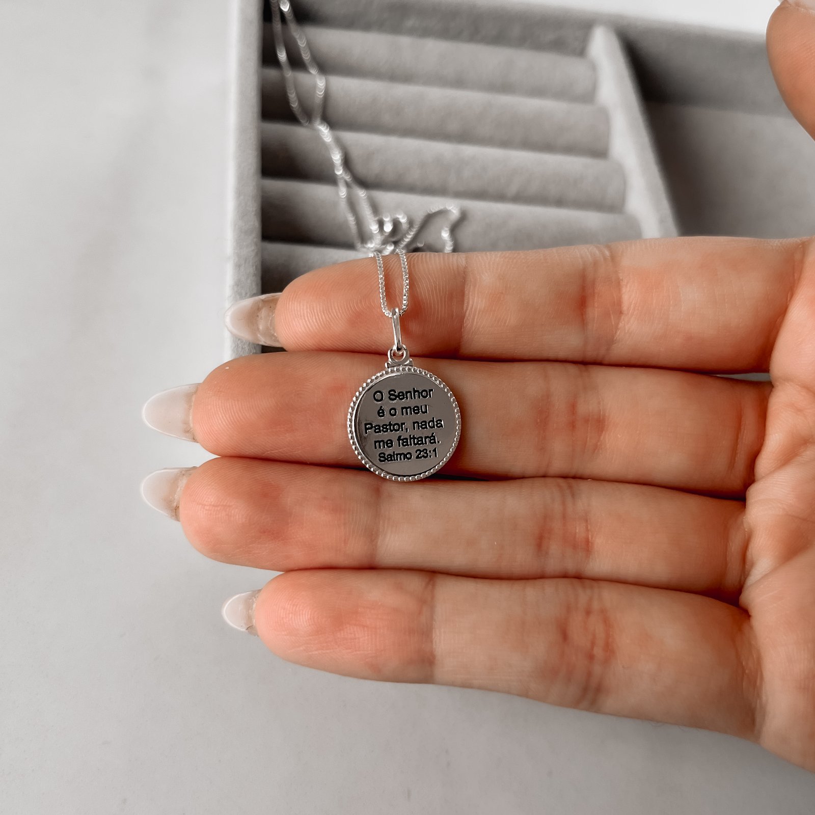 Colar pingente medalha Salmo 23:1 envelhecido 15mm 45cm