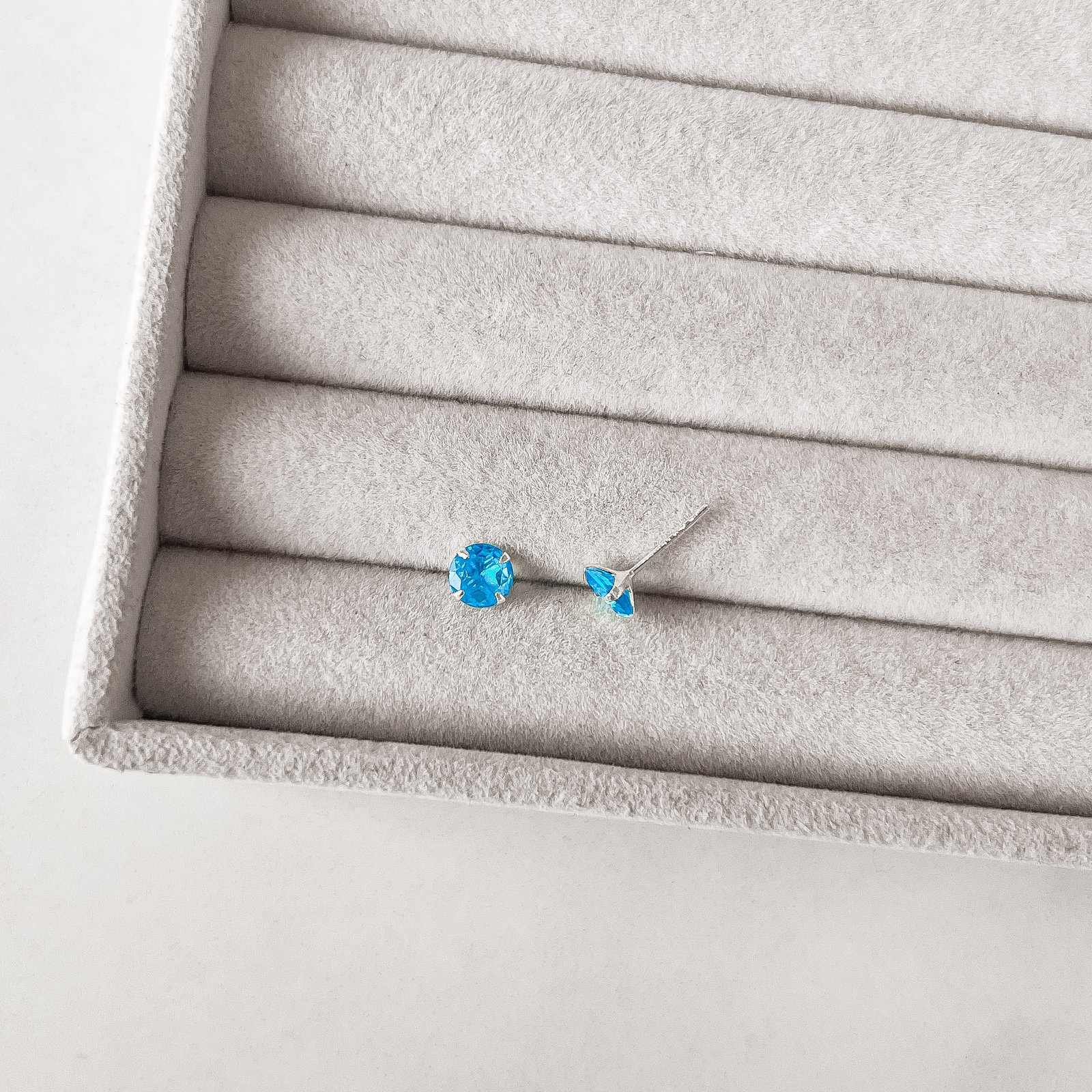 Brinco zircônia redonda azul 6mm