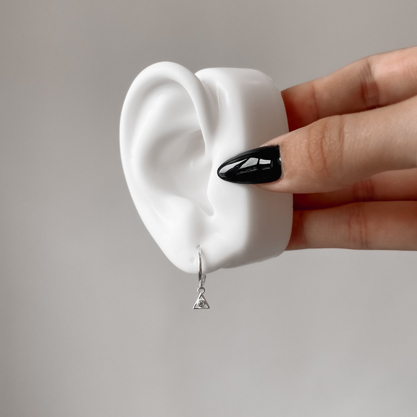 Argola 12mm pingente triângulo com zircônia tarraxa