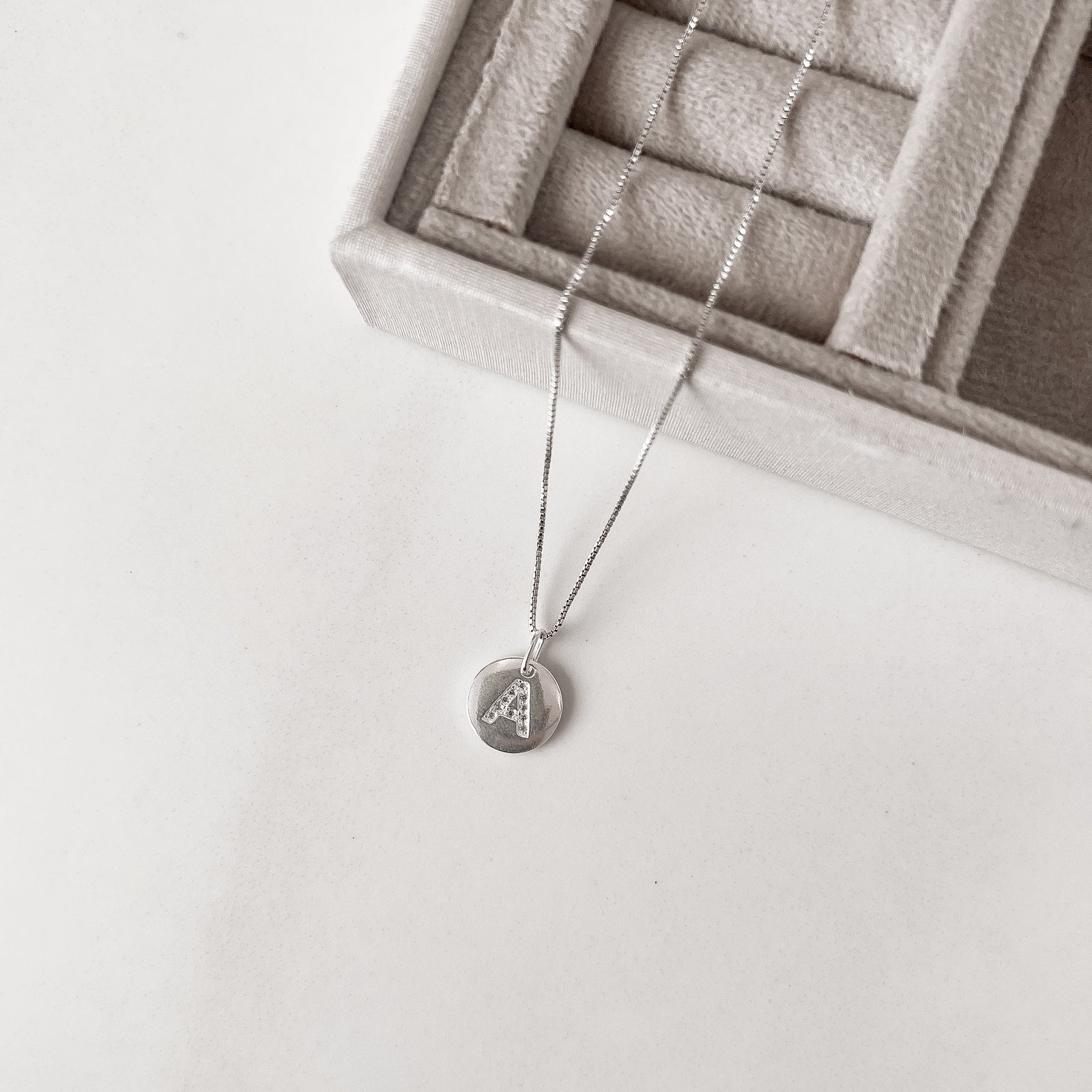 Colar pingente medalha letra A cravejada 15mm 45cm